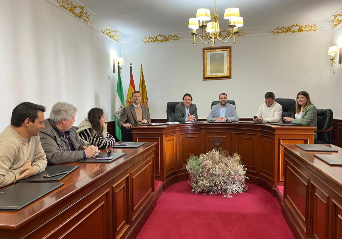 Siete ayuntamientos de Cádiz reciben 200.000 euros para impulsar el comercio local.