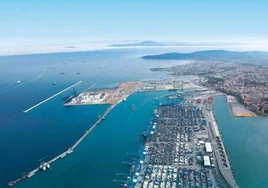 La Junta impulsa la colaboración institucional para preparar el puerto de Algeciras para recibir agua