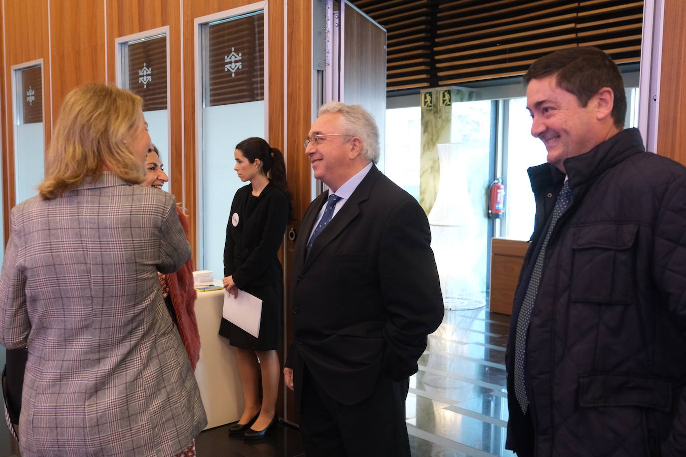 Fotos: Entrada de los invitados a La Mirada Económica de LA VOZ y ABC con Julián Quirós