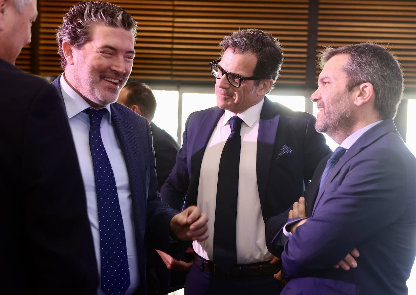 Fotos: Entrada de los invitados a La Mirada Económica de LA VOZ y ABC con Julián Quirós