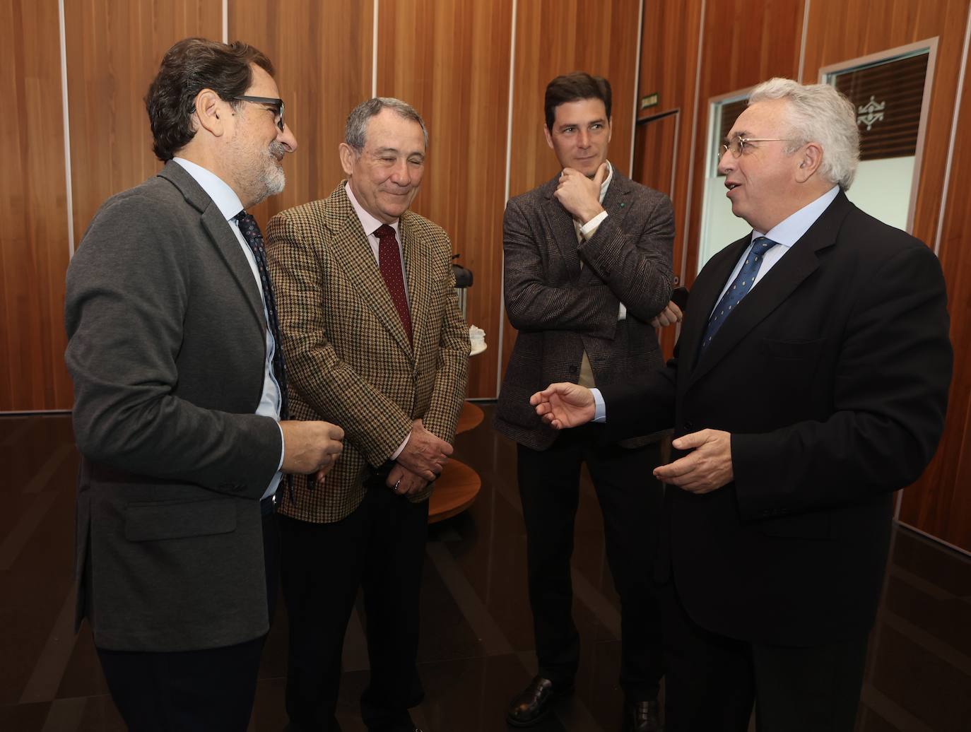 Fotos: Entrada de los invitados a La Mirada Económica de LA VOZ y ABC con Julián Quirós