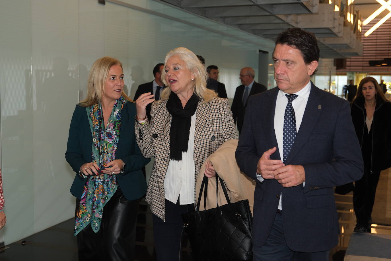 Fotos: Entrada de los invitados a La Mirada Económica de LA VOZ y ABC con Julián Quirós