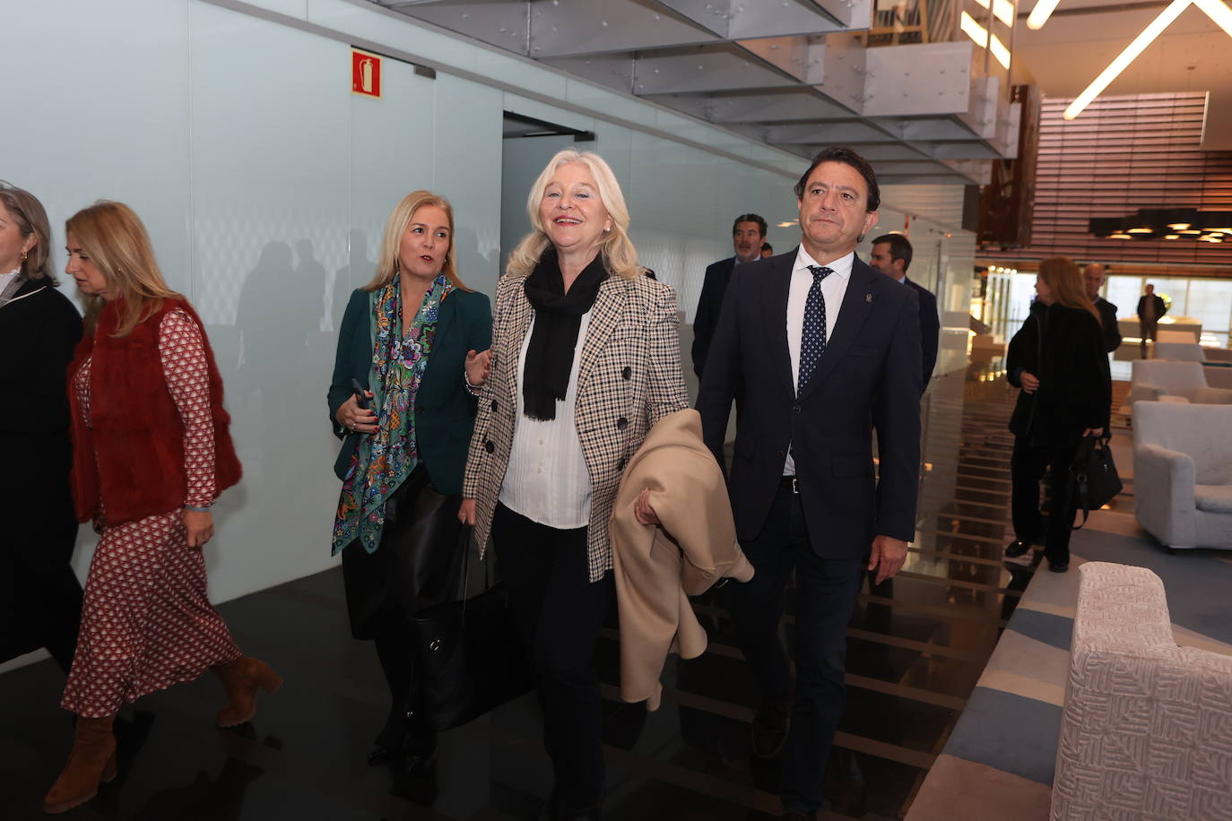 Fotos: Entrada de los invitados a La Mirada Económica de LA VOZ y ABC con Julián Quirós