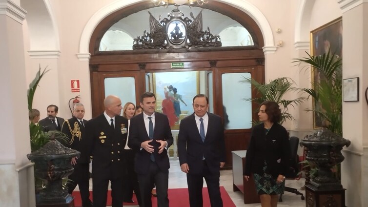 Bruno García recibe en el Ayuntamiento al embajador de Perú