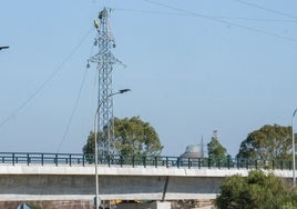 Endesa reordena su tendido eléctrico de alta tensión en La Cabezuela para dejar paso libre al tren