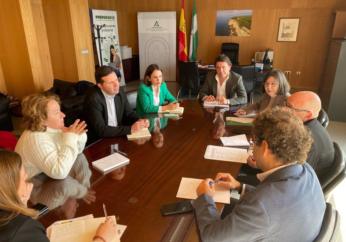 Daniel Sánchez reunido con la concejal de Empleo del Ayuntamiento de Cádiz.