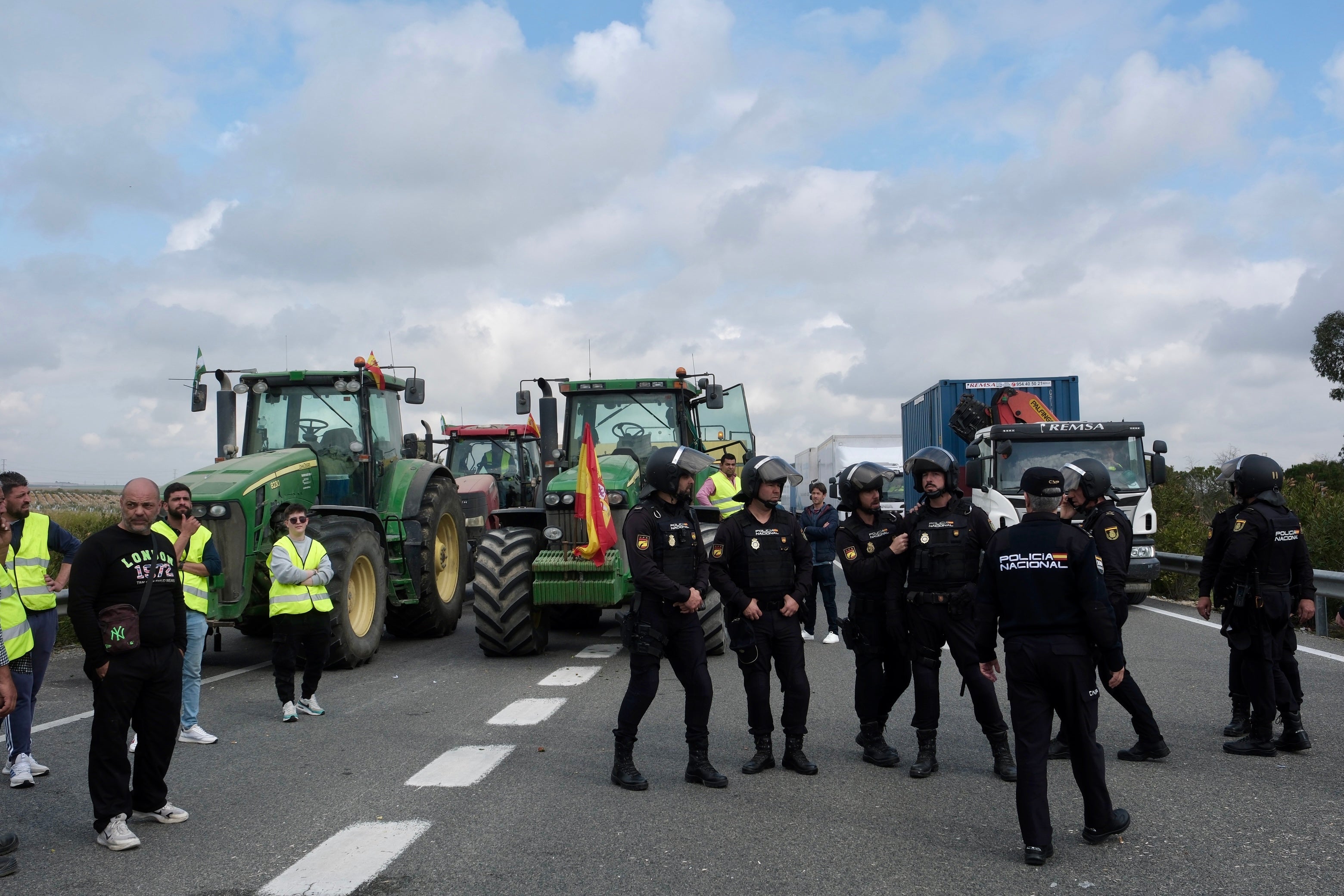 Fotos: Así ha sido la segunda jornada de movilizaciones de agricultores y ganaderos en Jerez