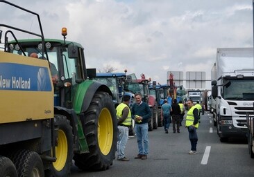 Segunda jornada de tractoradas en Cádiz con nuevos cortes en la carretera