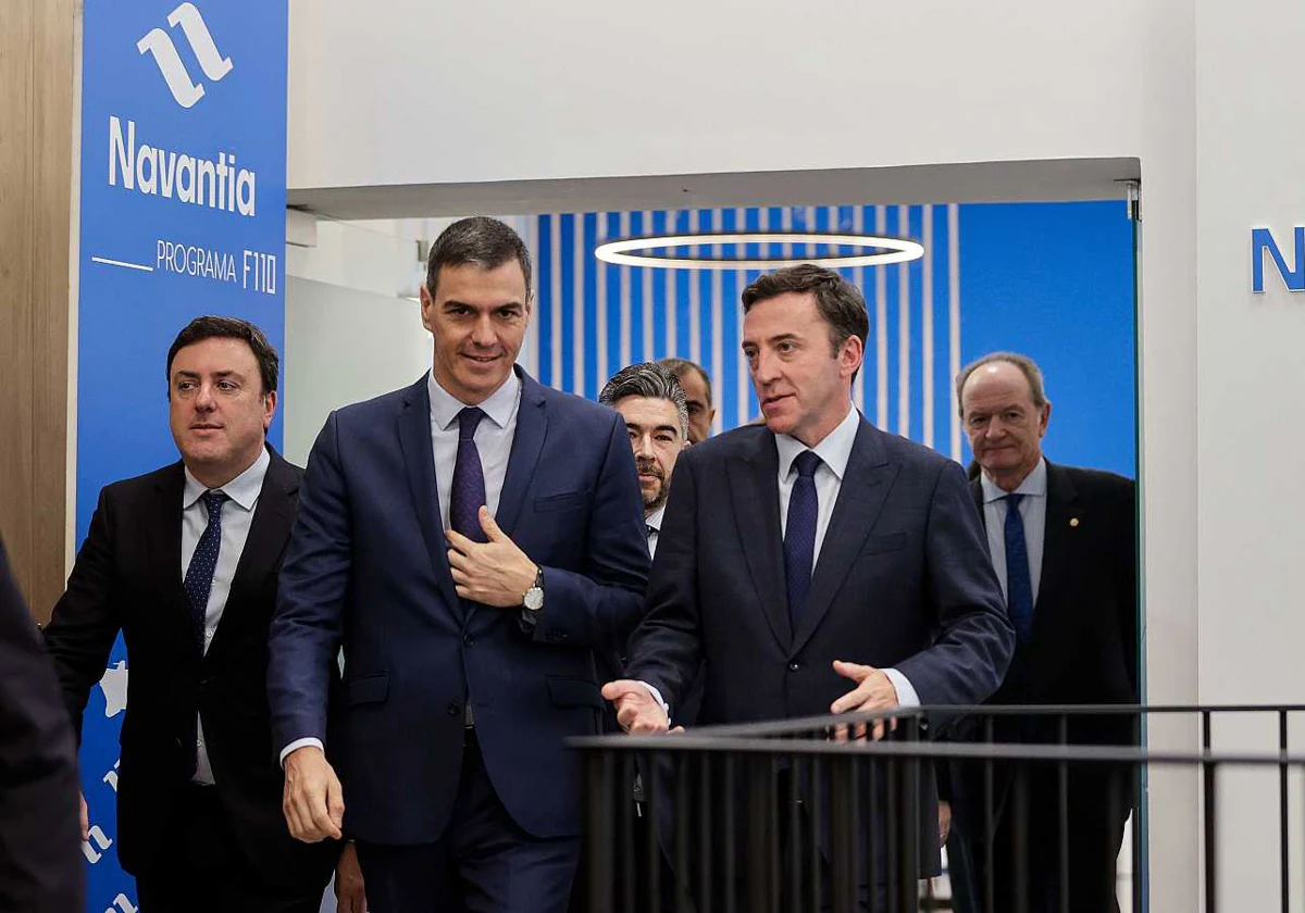 Sánchez y el presidente de Navantia, Ricardo Domínguez, en la reciente visita al astillero de Ferrol