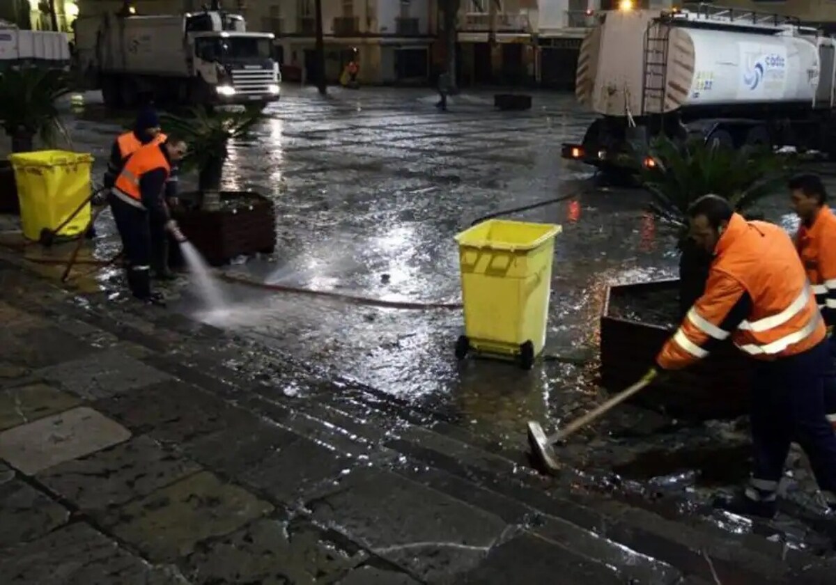 Personal de la limpieza baldeando la plaza de la Catedral en unos carnavales pasados