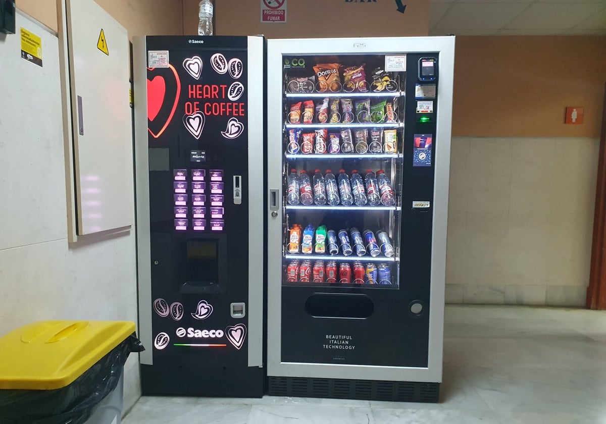 A falta de cafetería, se han instalado máquinas expendedoras en la Facultad de Ciencias Económicas y Empresariales.