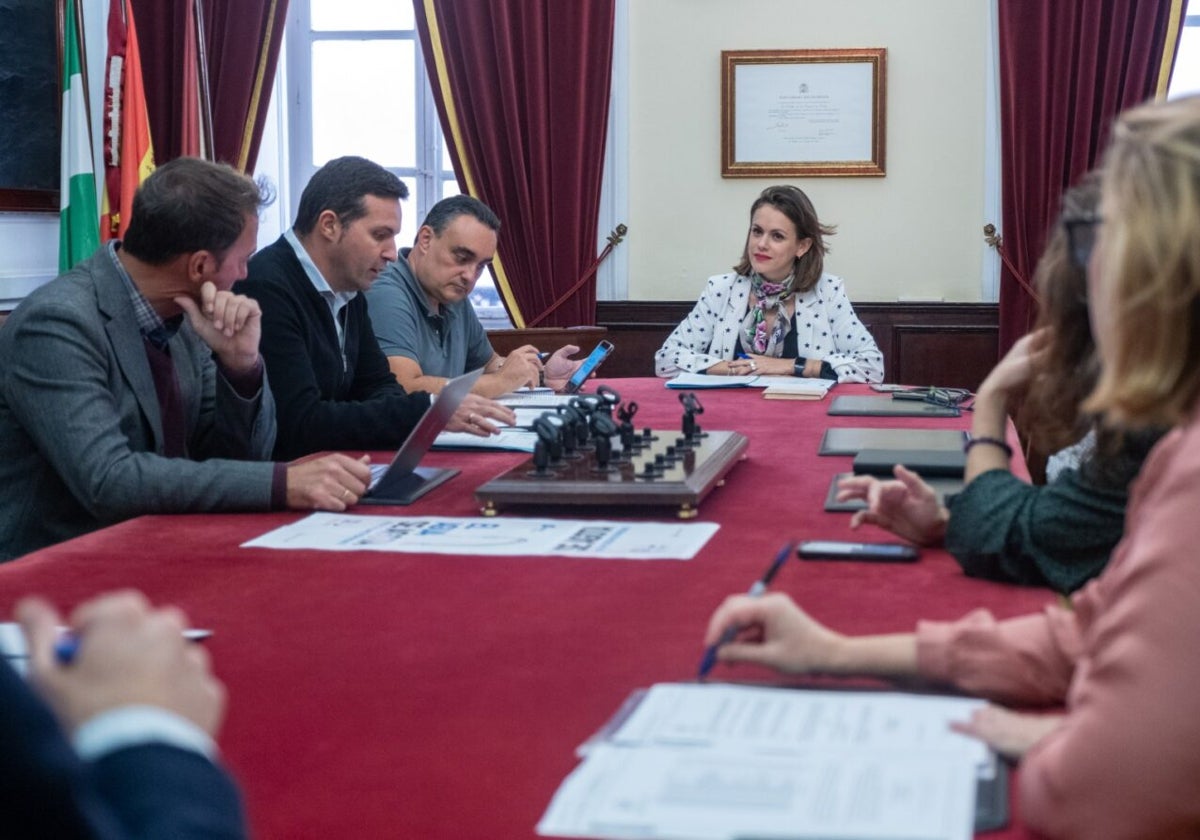 Juan Manuel Alcedo, segunda persona por la izquierda, en un Consejo Rector del IFEF.