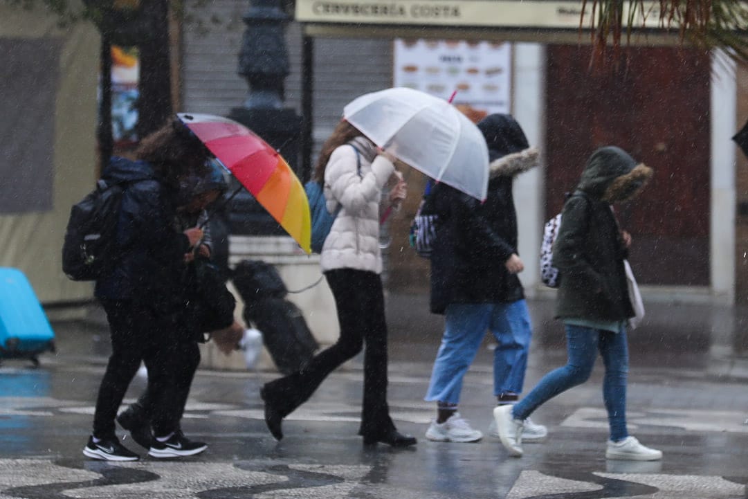 Fotos: La borrasca Karlotta azota con fuerza a Cádiz