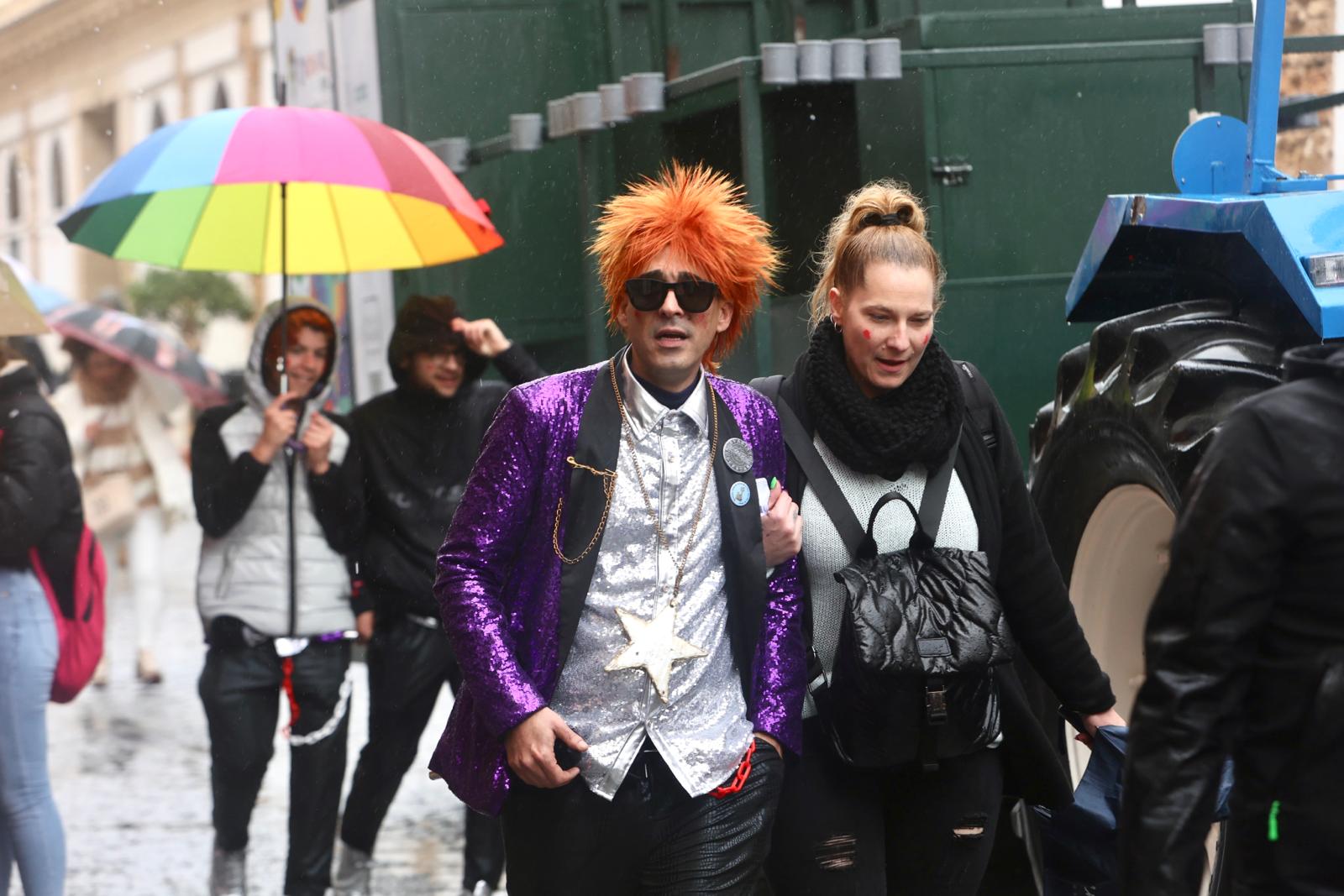 Fotos: Las imágenes de un domingo de Carnaval pasado por agua