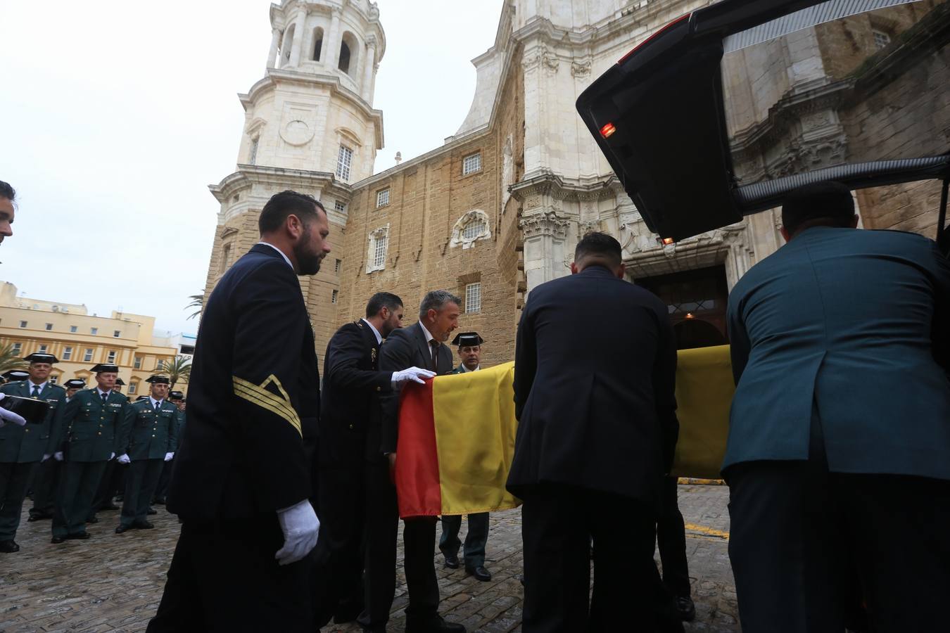 Fotos: Solemne despedida al guardia civil isleño muerto en Barbate