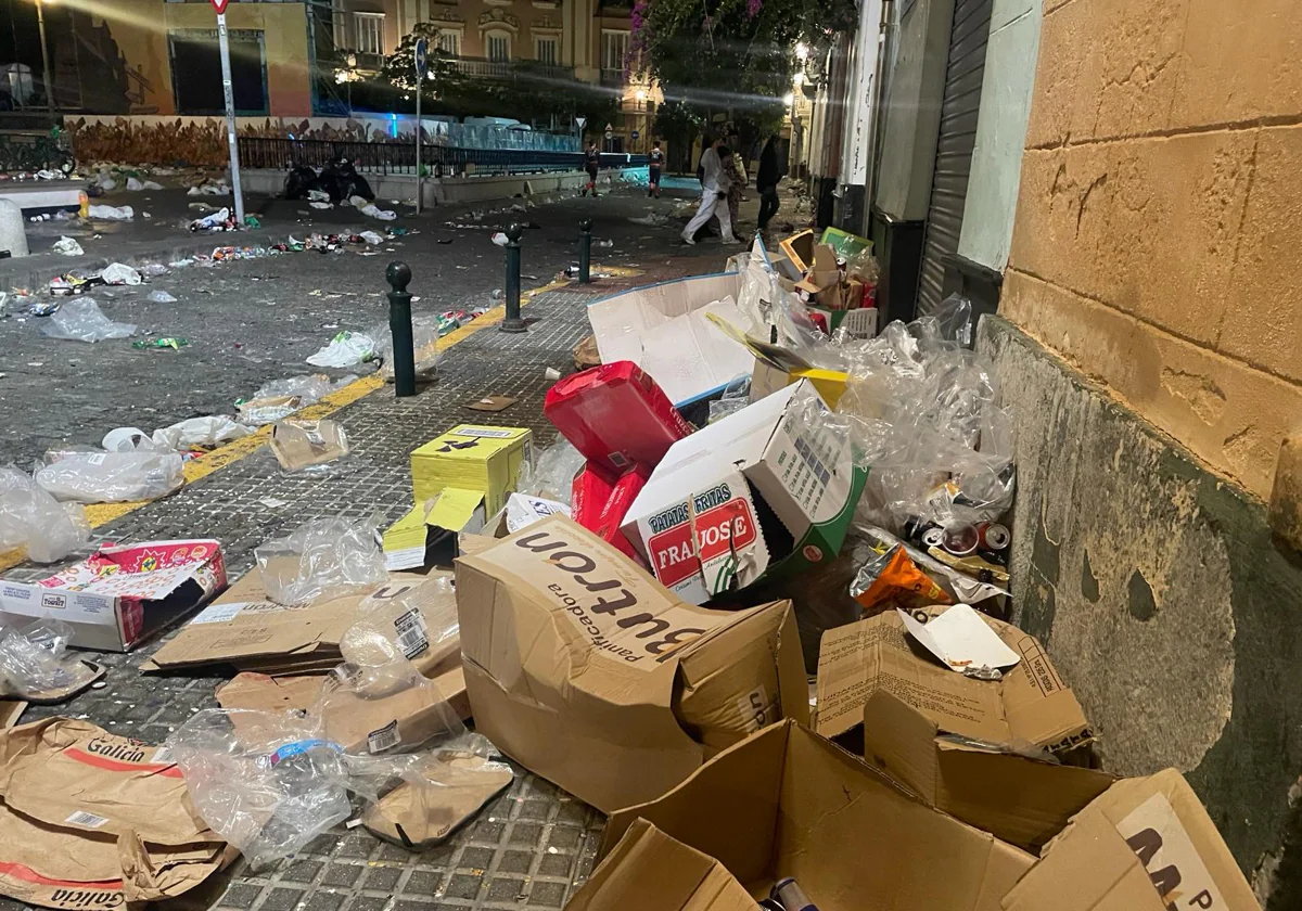 Los servicios de limpieza de Cádiz recogen más de 120.000 kilos de basura tras el primer domingo de Carnaval
