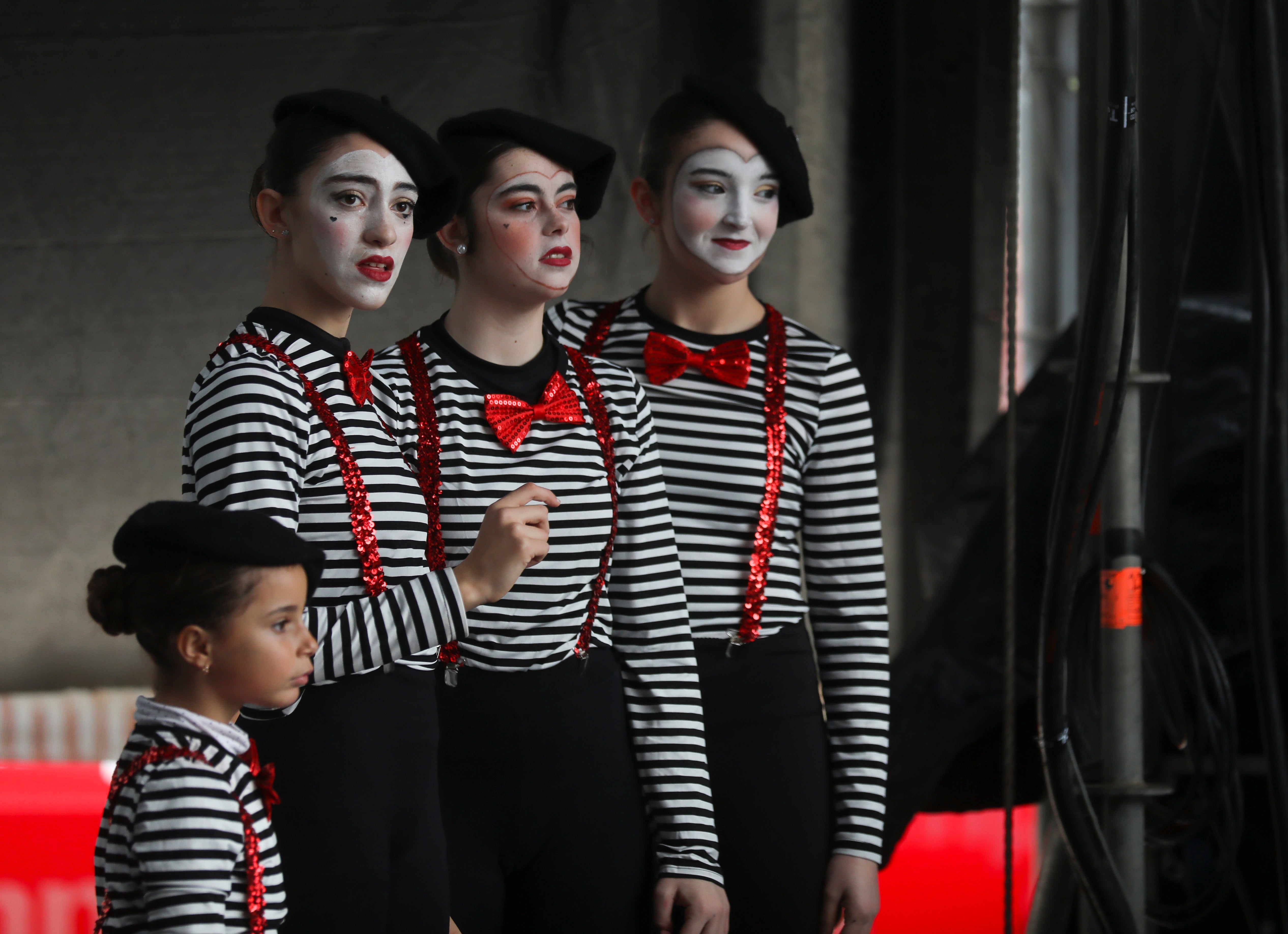 Fotos: Las imágenes del lunes de Carnaval en Cádiz marcado por la lluvia