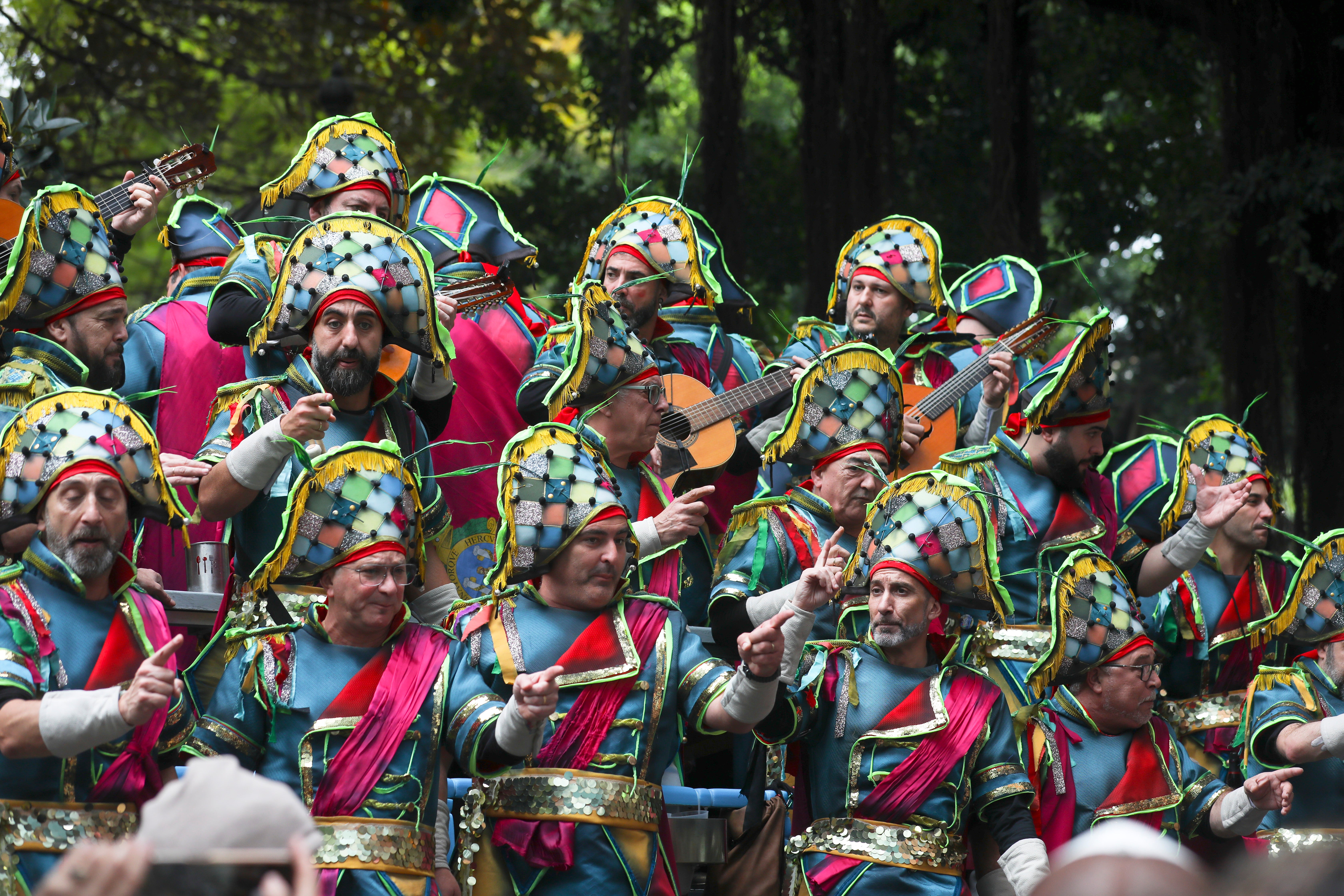 Fotos: Las imágenes del lunes de Carnaval en Cádiz marcado por la lluvia