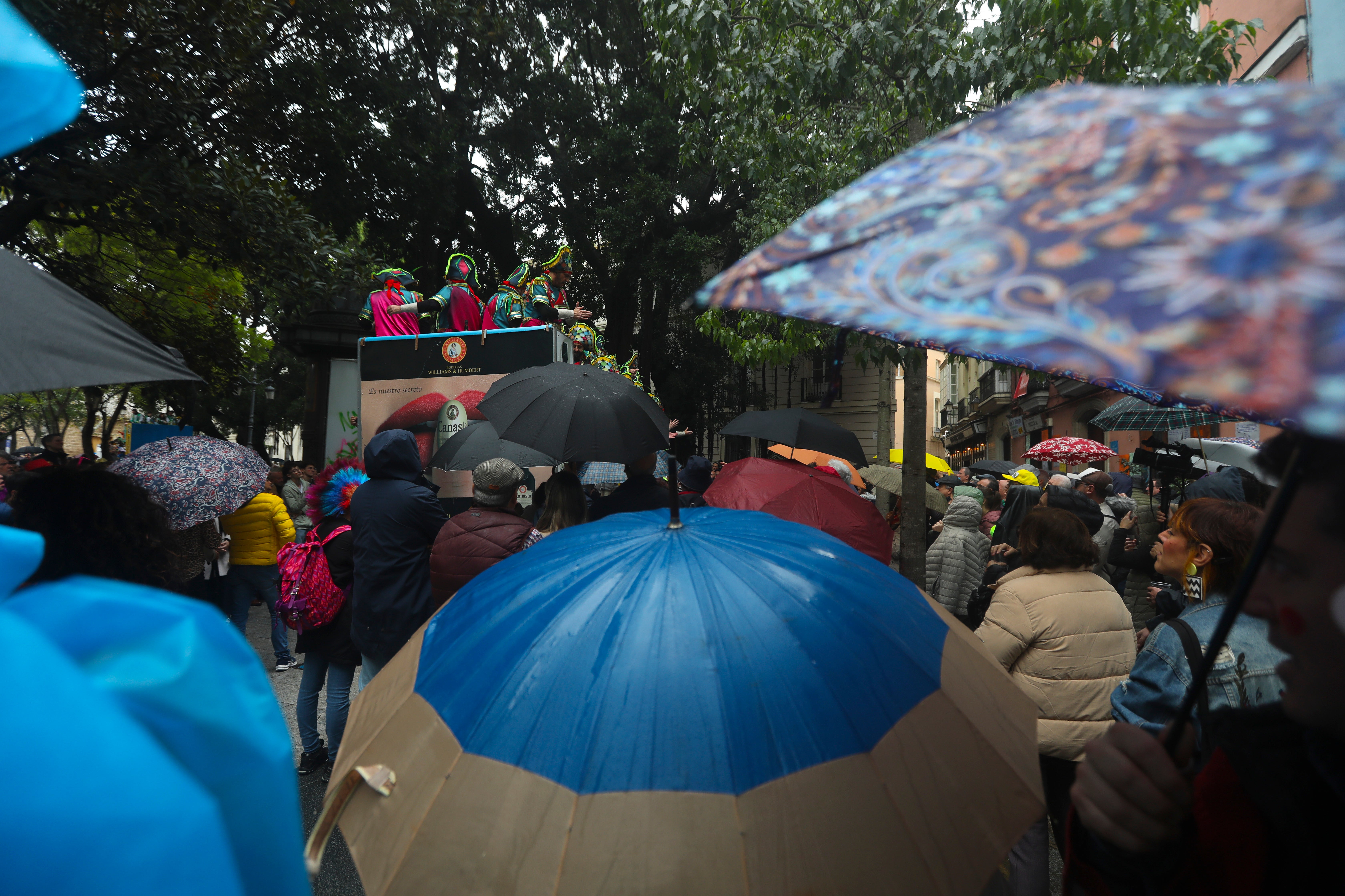 Fotos: Las imágenes del lunes de Carnaval en Cádiz marcado por la lluvia