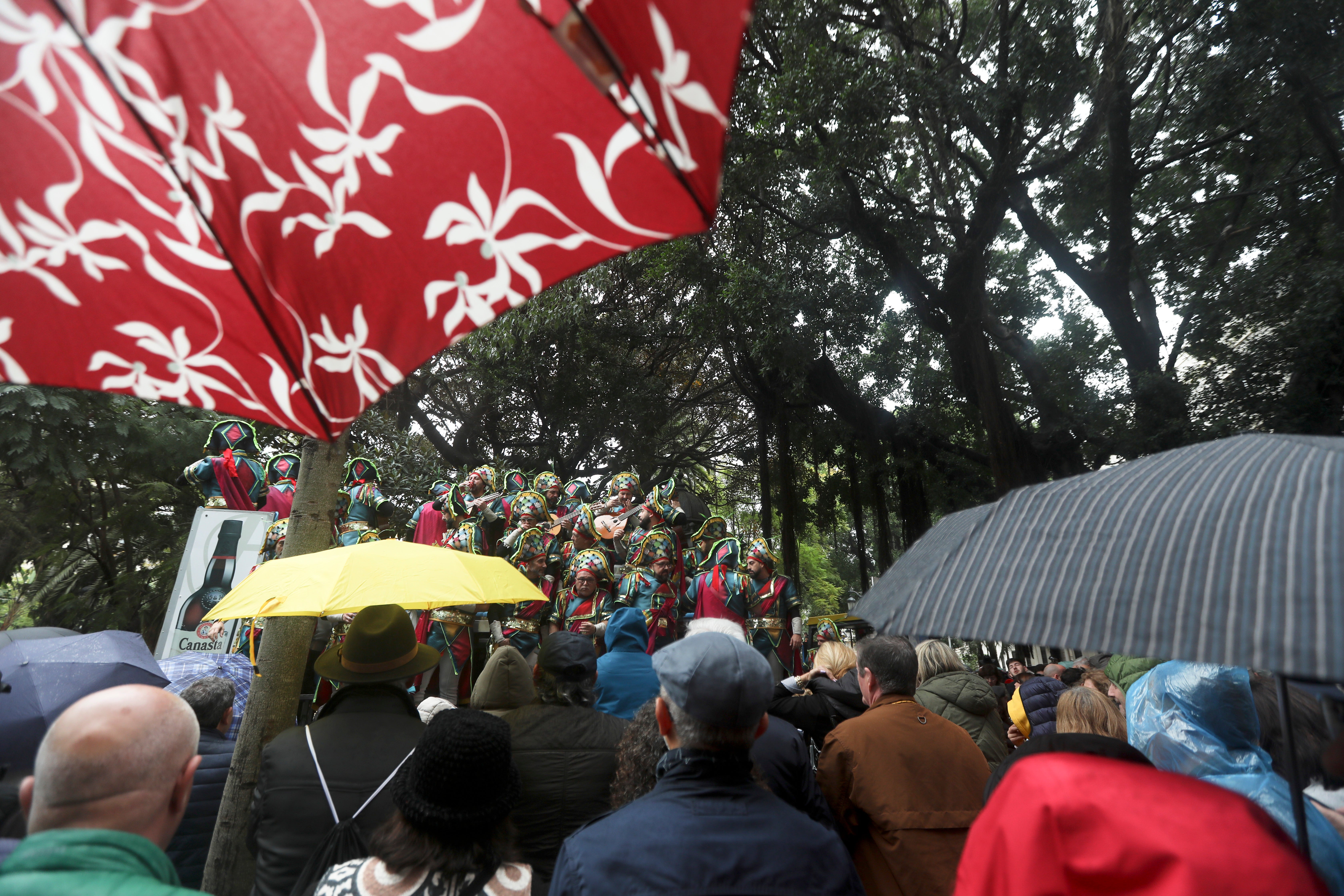Fotos: Las imágenes del lunes de Carnaval en Cádiz marcado por la lluvia