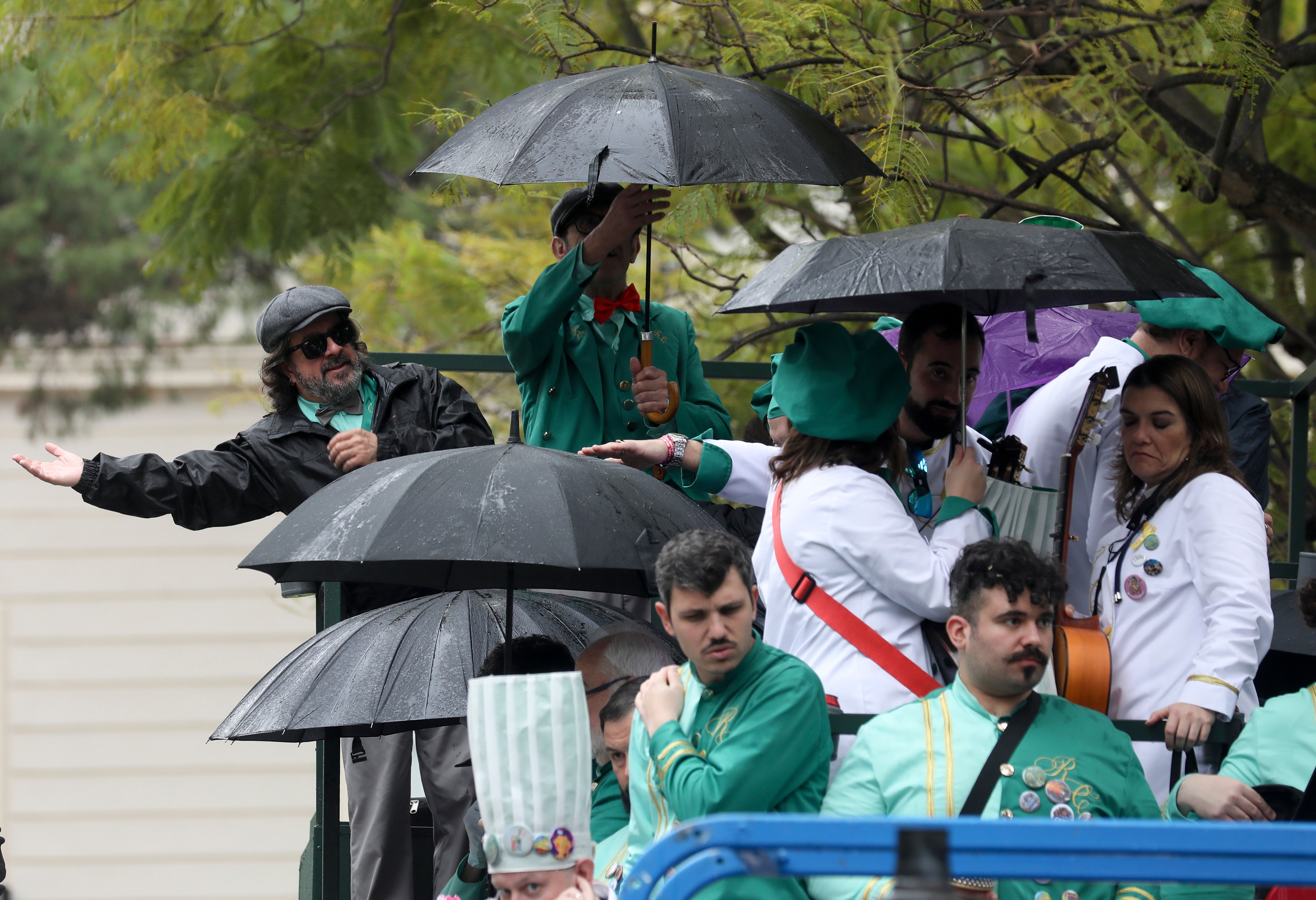 Fotos: Las imágenes del lunes de Carnaval en Cádiz marcado por la lluvia