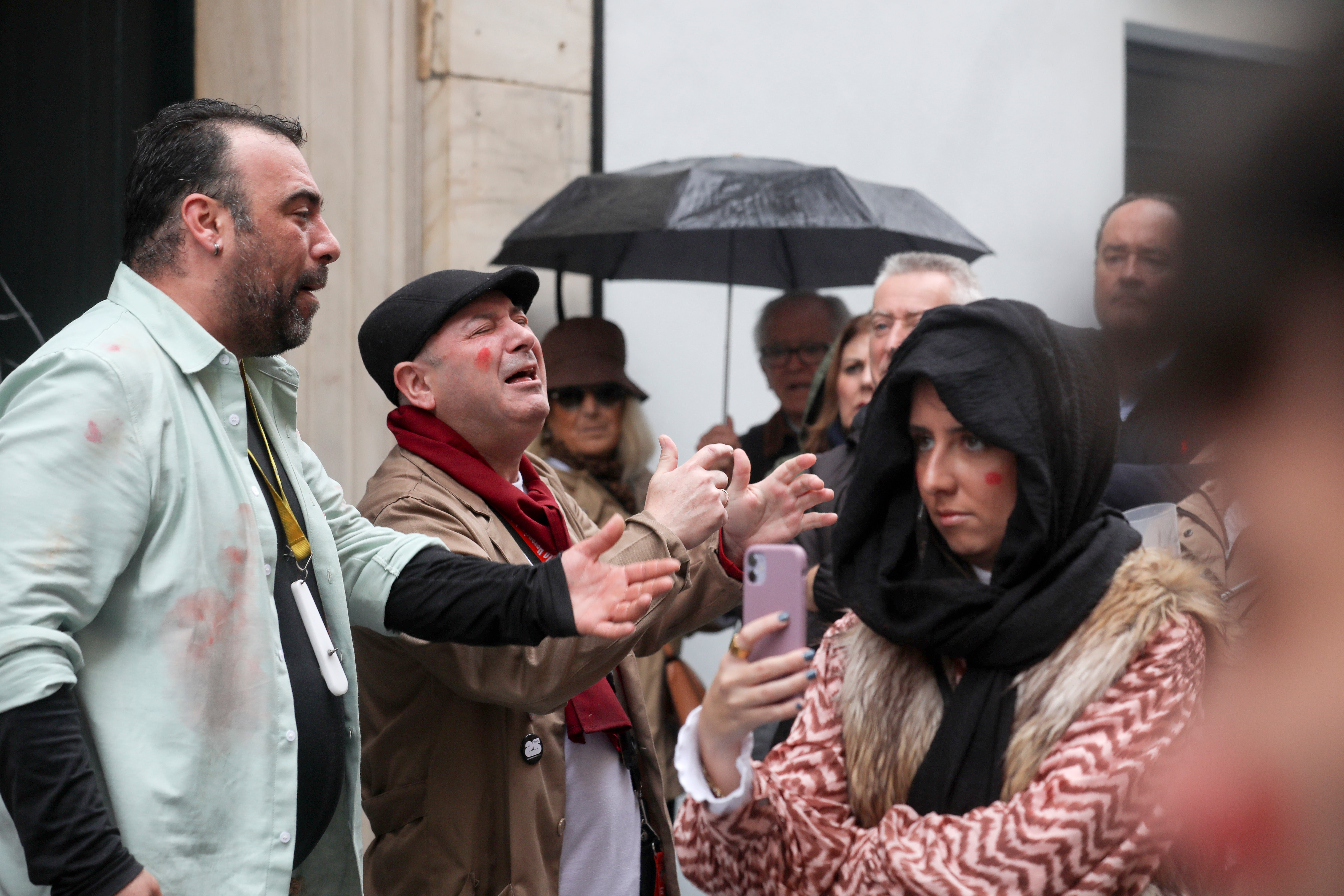 Fotos: Las imágenes del lunes de Carnaval en Cádiz marcado por la lluvia