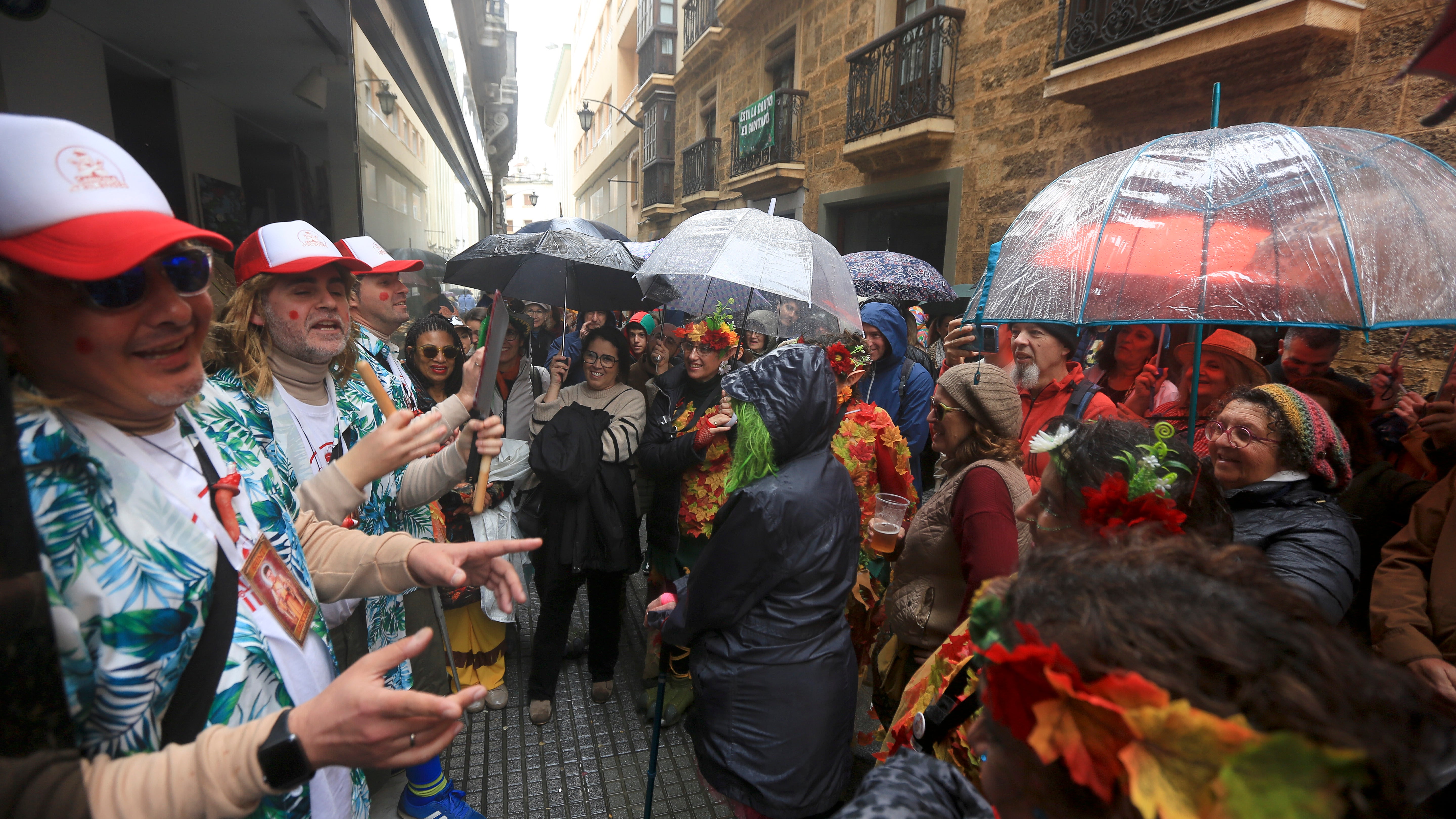 Fotos: Las imágenes del lunes de Carnaval en Cádiz marcado por la lluvia