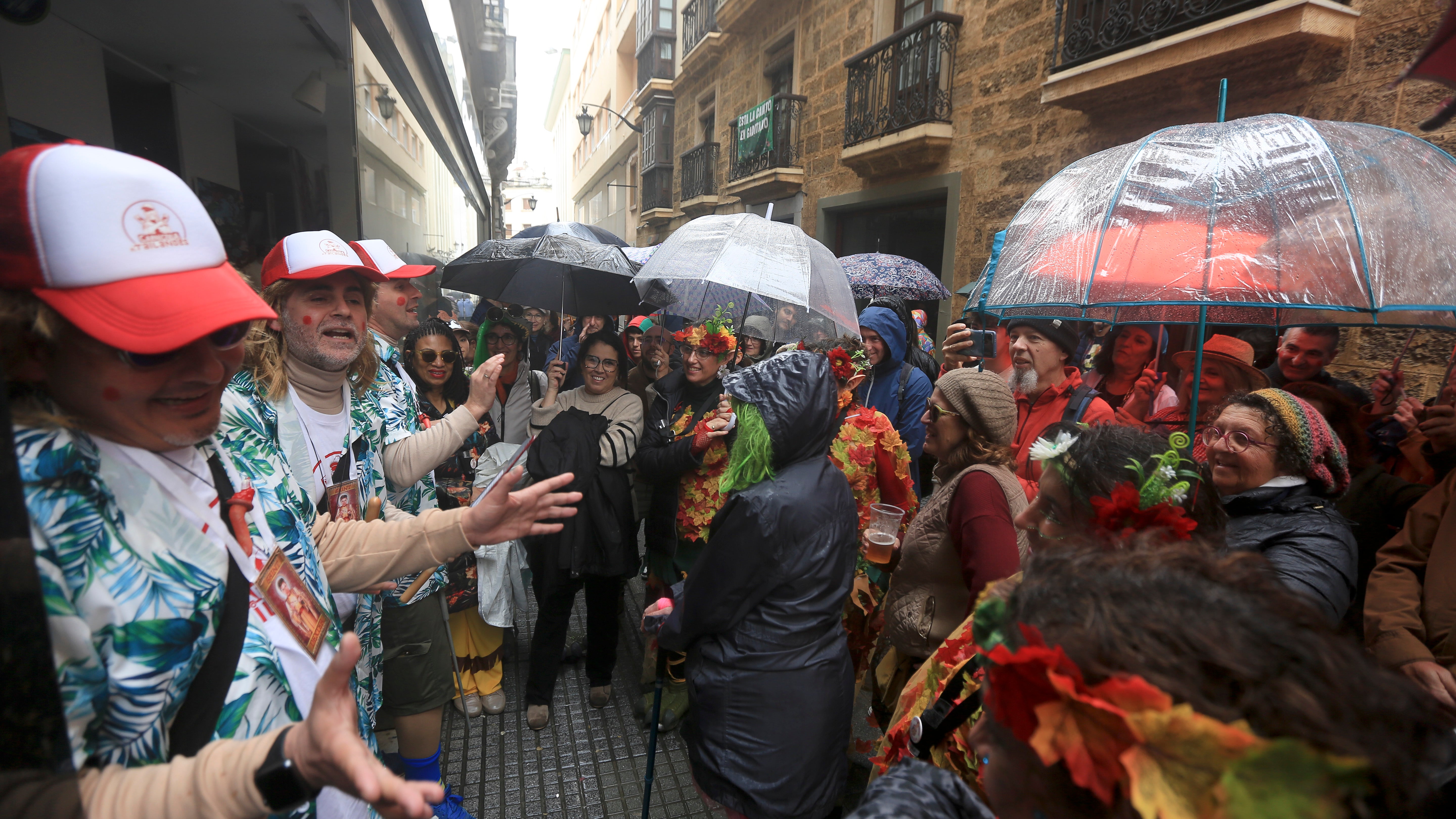 Fotos: Las imágenes del lunes de Carnaval en Cádiz marcado por la lluvia