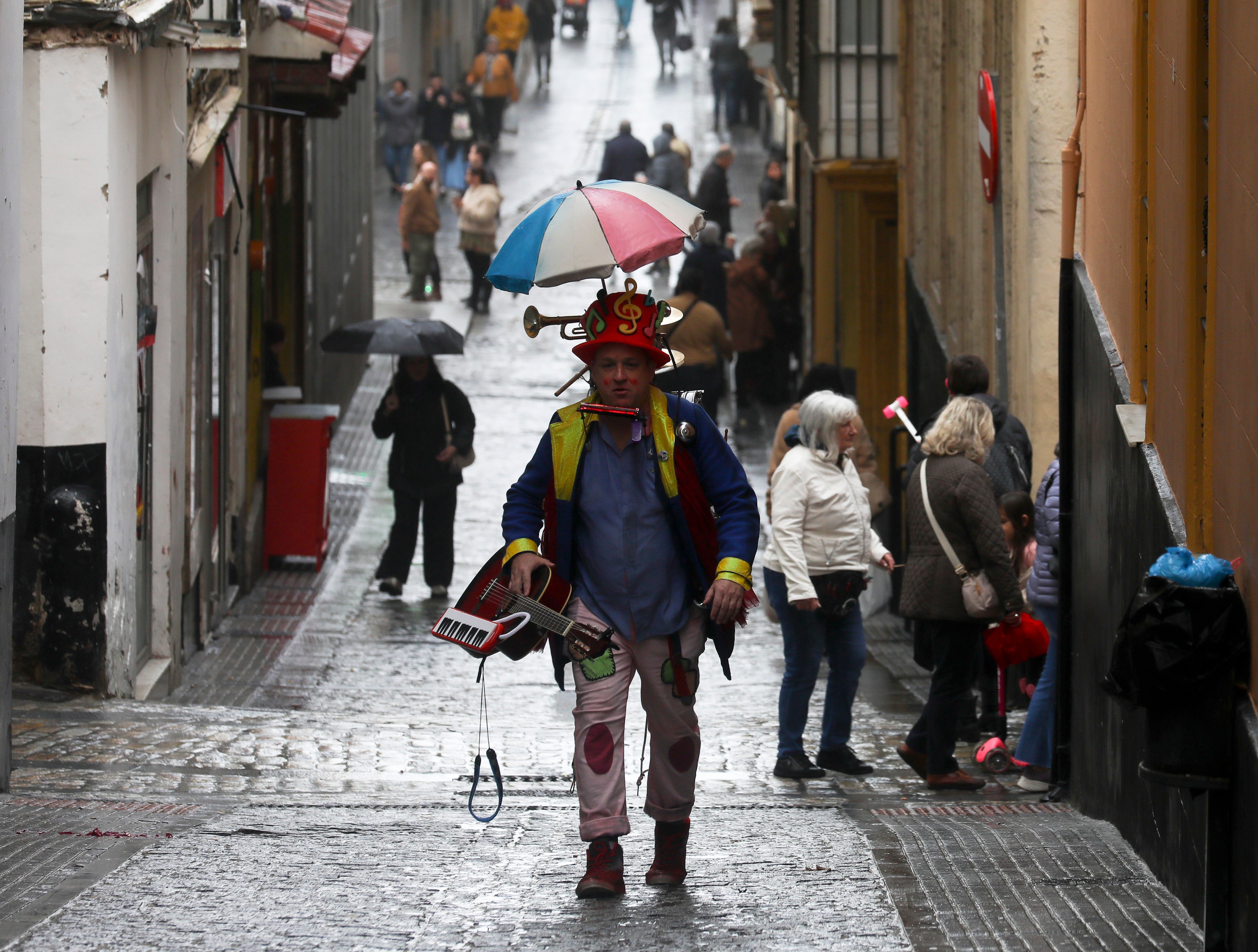 Fotos: Las imágenes del lunes de Carnaval en Cádiz marcado por la lluvia