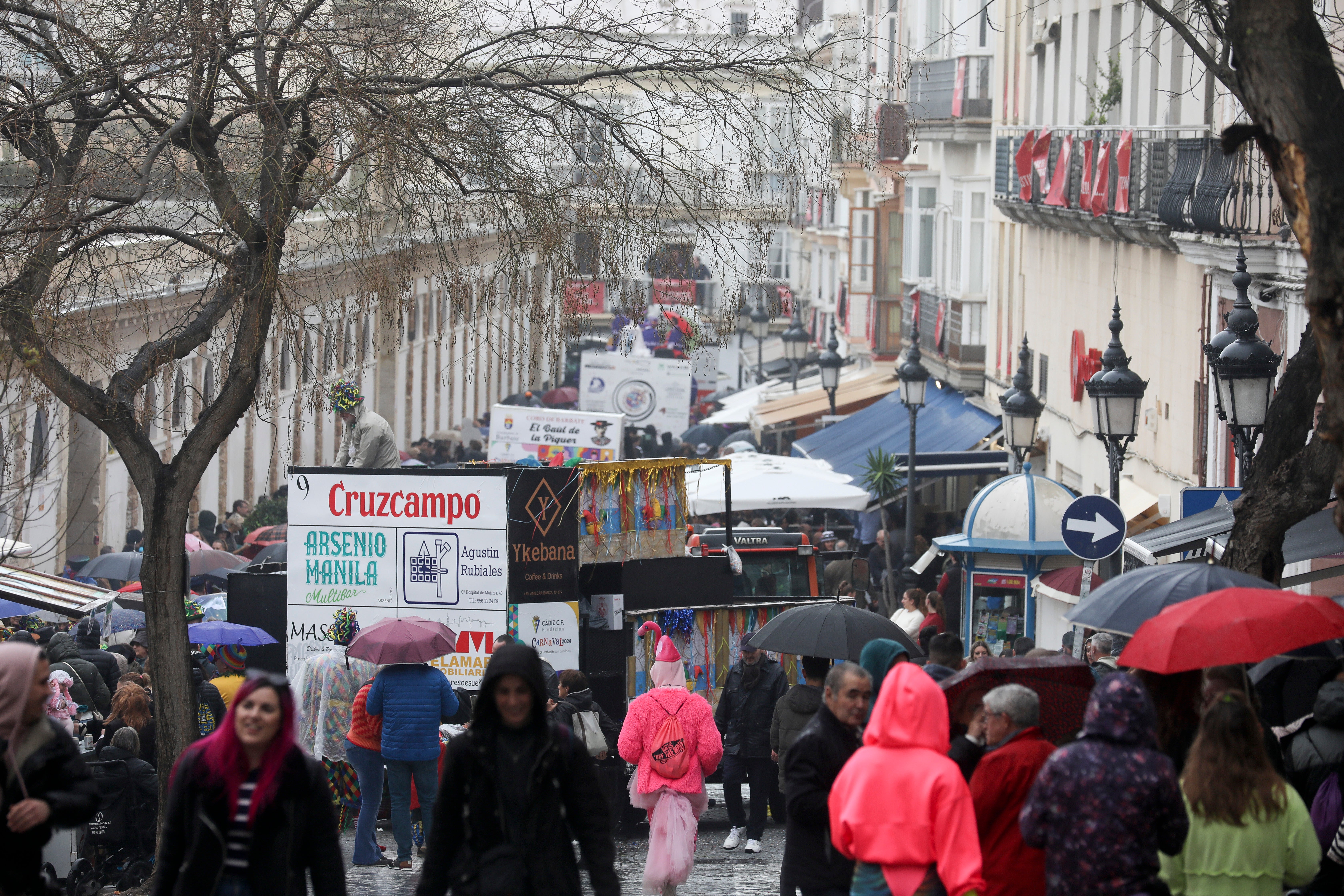 Fotos: Las imágenes del lunes de Carnaval en Cádiz marcado por la lluvia