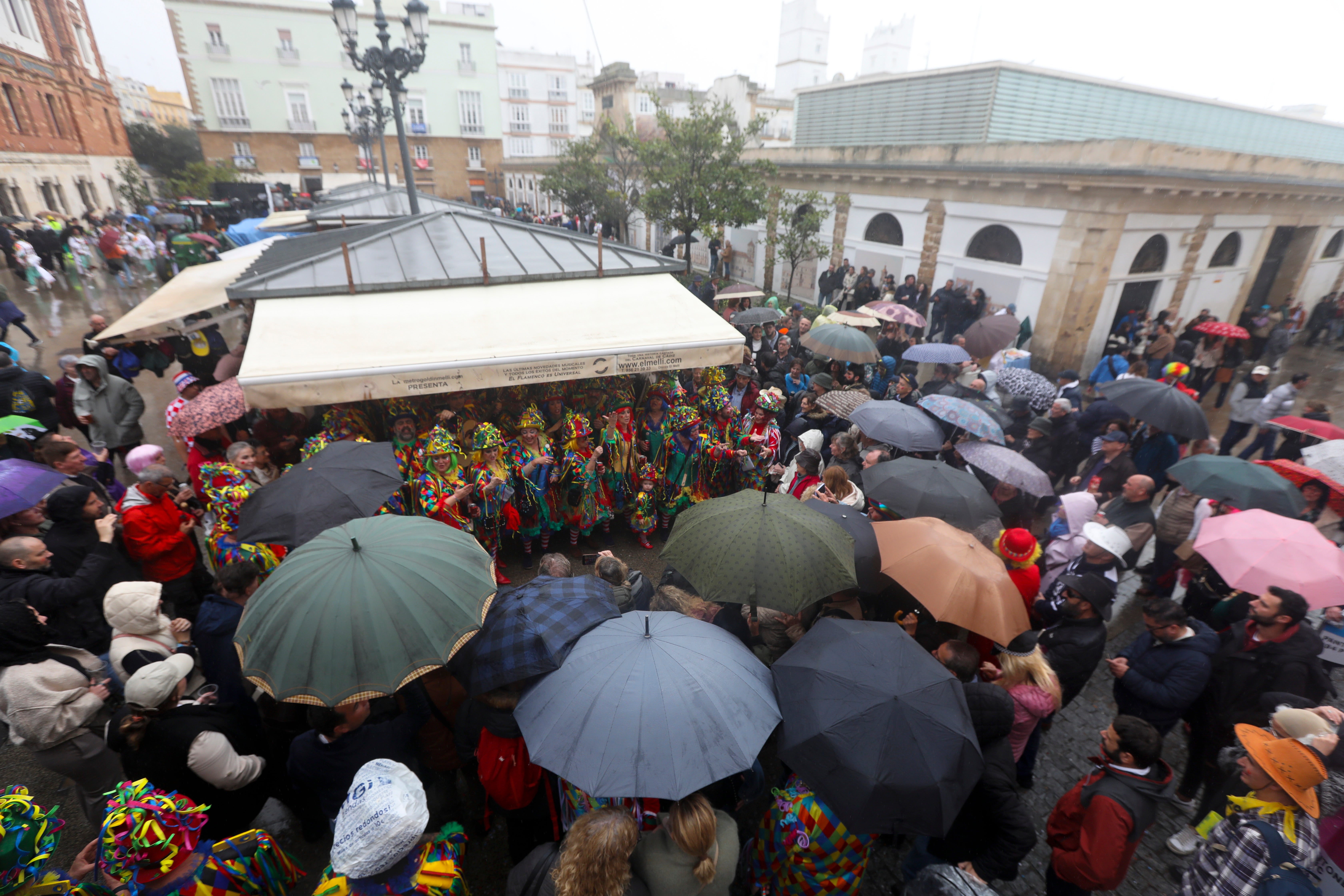 Fotos: Las imágenes del lunes de Carnaval en Cádiz marcado por la lluvia