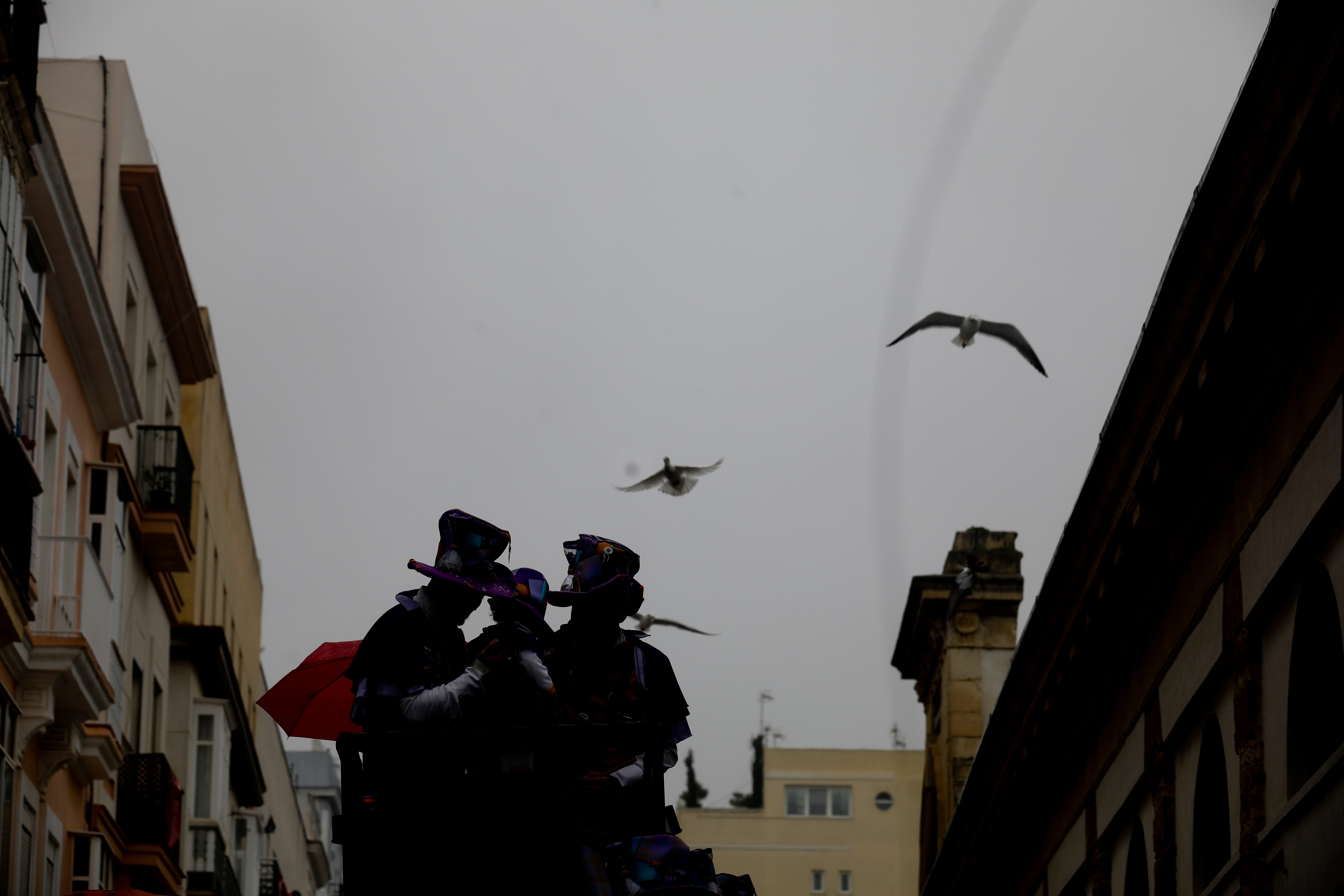 Fotos: Las imágenes del lunes de Carnaval en Cádiz marcado por la lluvia