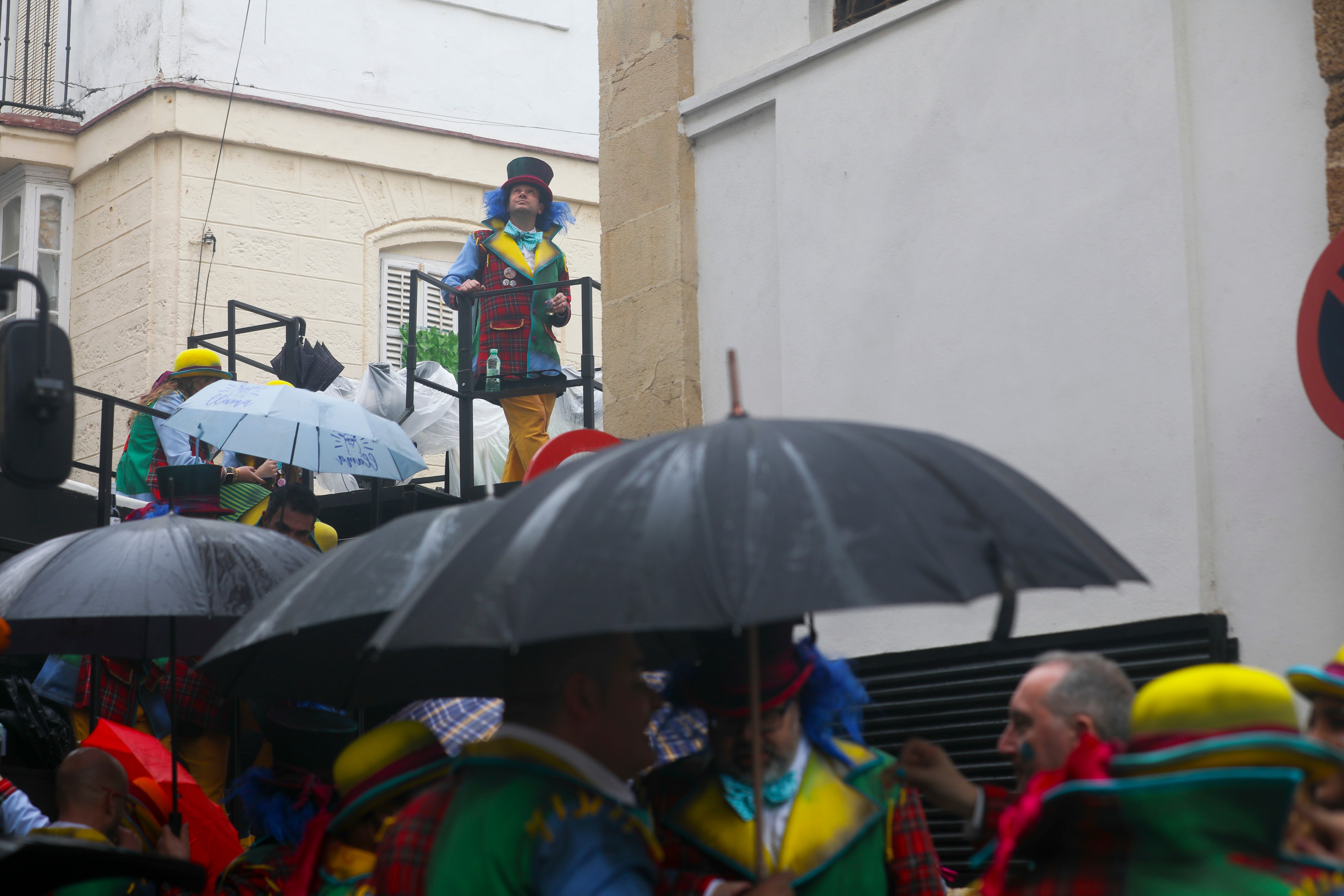 Fotos: Las imágenes del lunes de Carnaval en Cádiz marcado por la lluvia