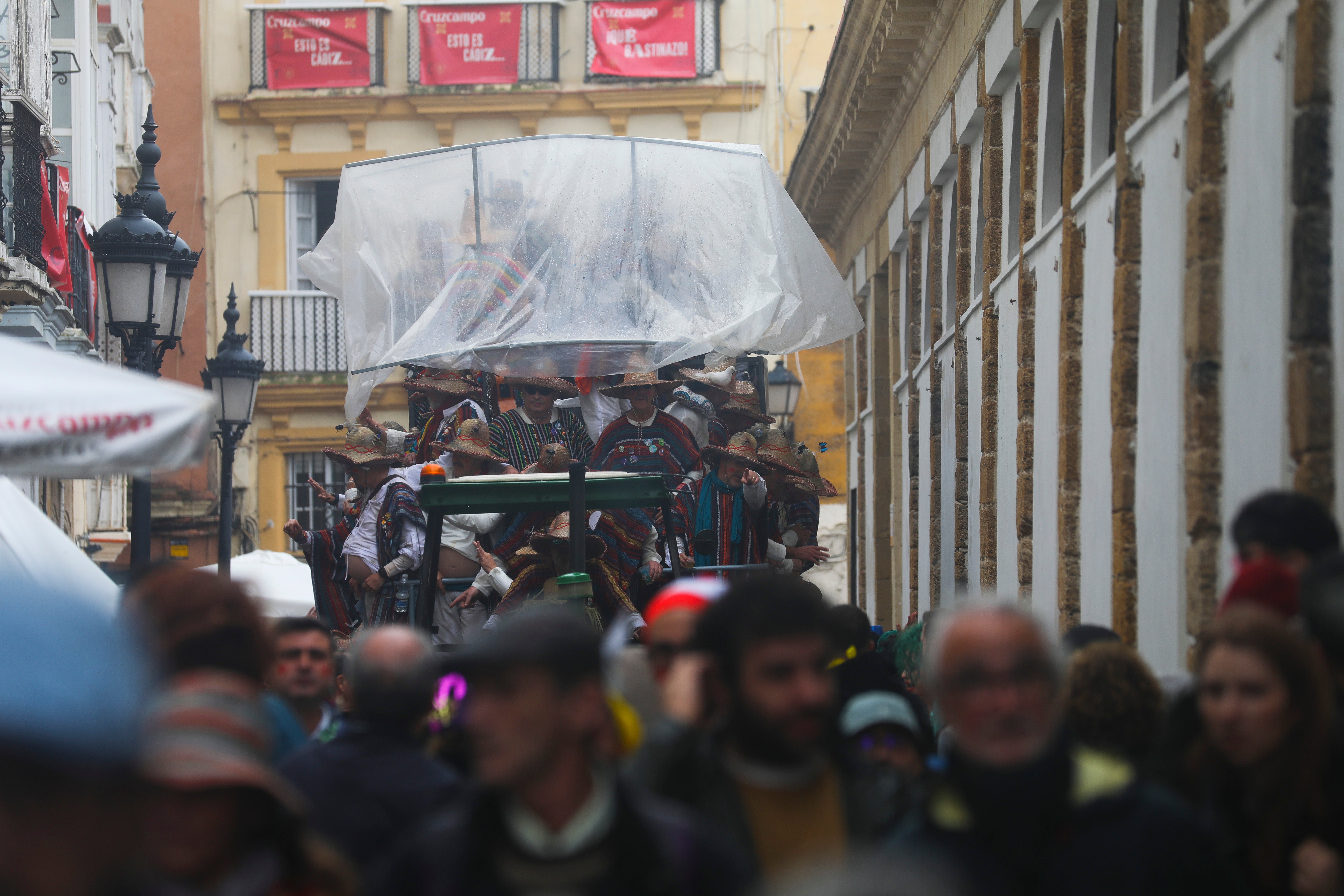 Fotos: Las imágenes del lunes de Carnaval en Cádiz marcado por la lluvia