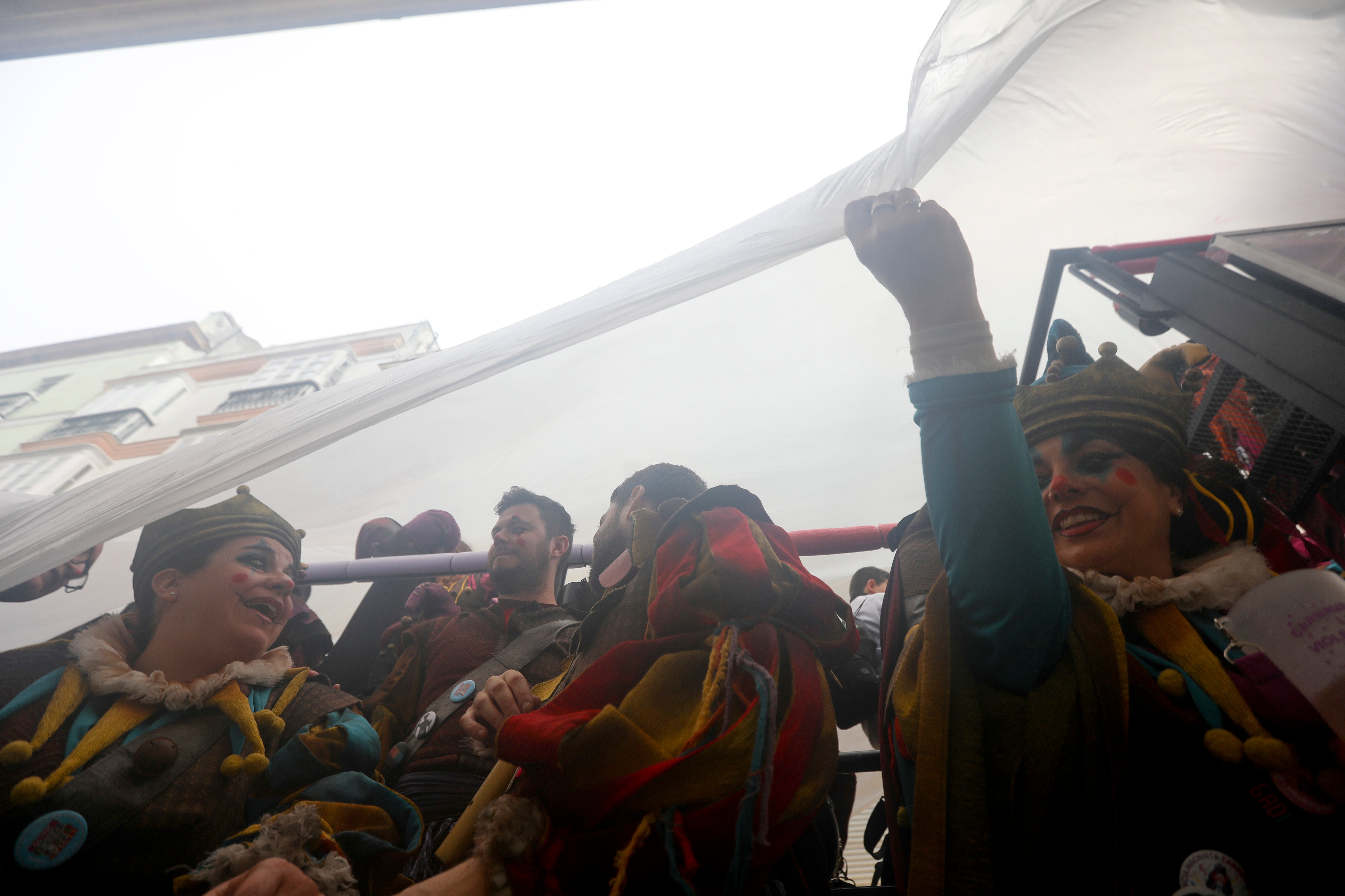 Fotos: Las imágenes del lunes de Carnaval en Cádiz marcado por la lluvia