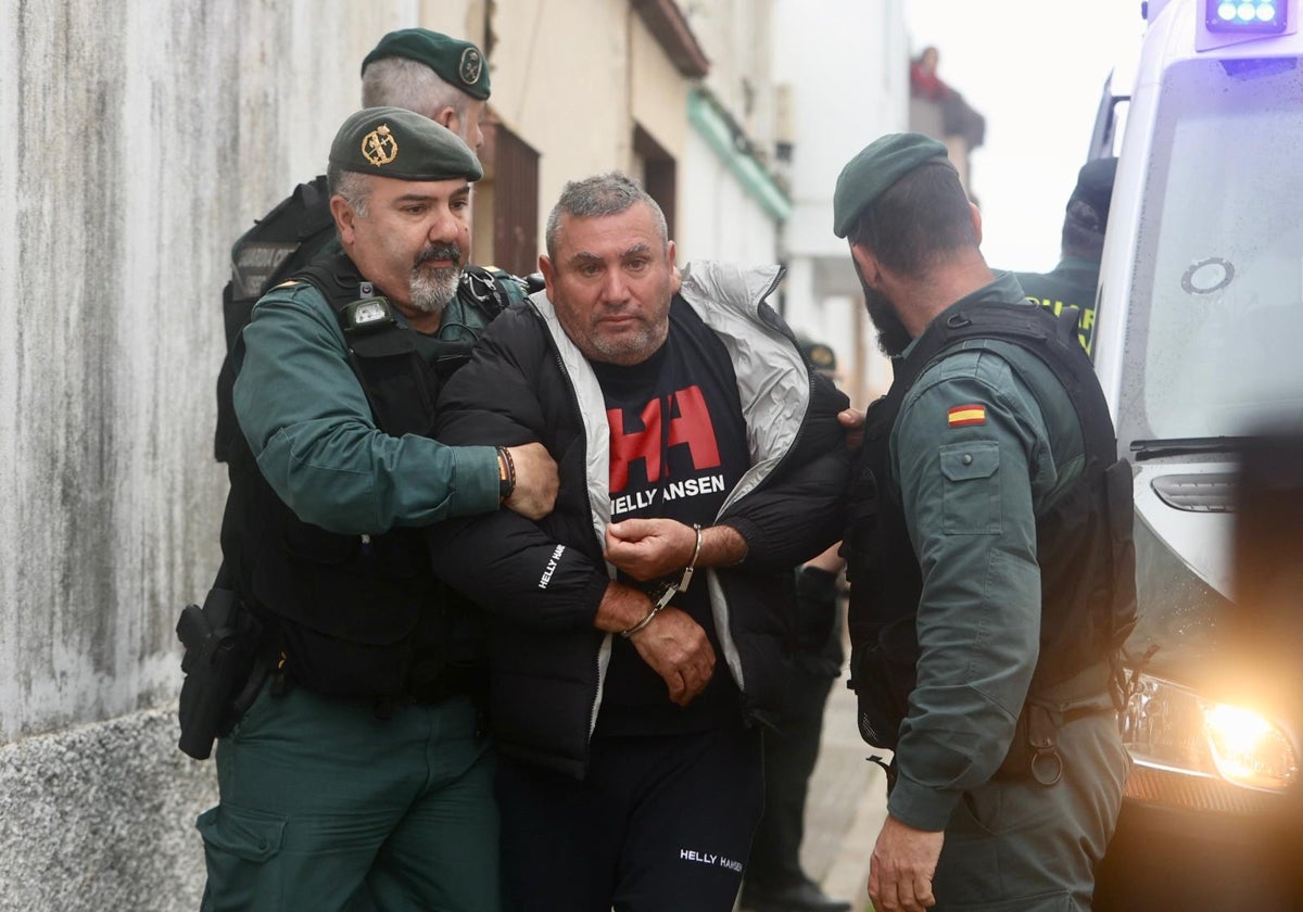 Uno de los detenidos en su llegada al juzgado