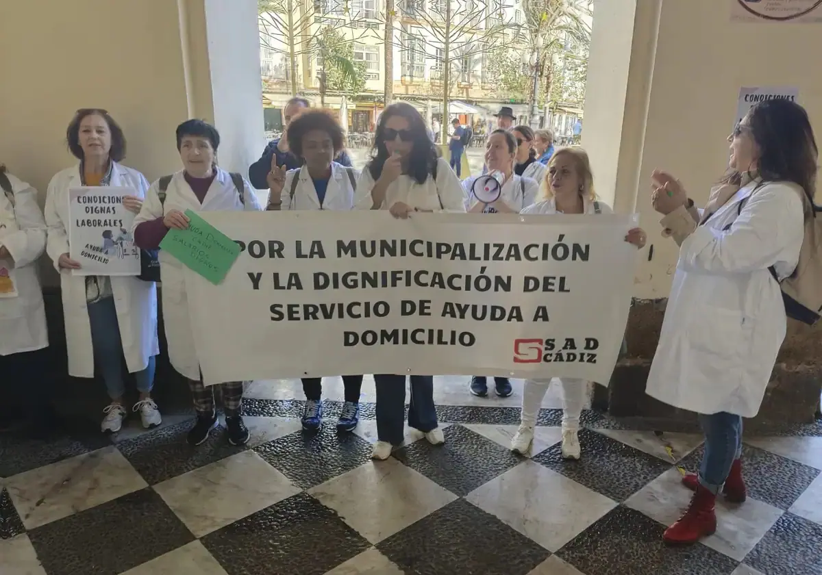 Protesta de las trabajadoras del servicio de Ayuda a Domicilio a las puertas del Ayuntamiento hace unos meses.