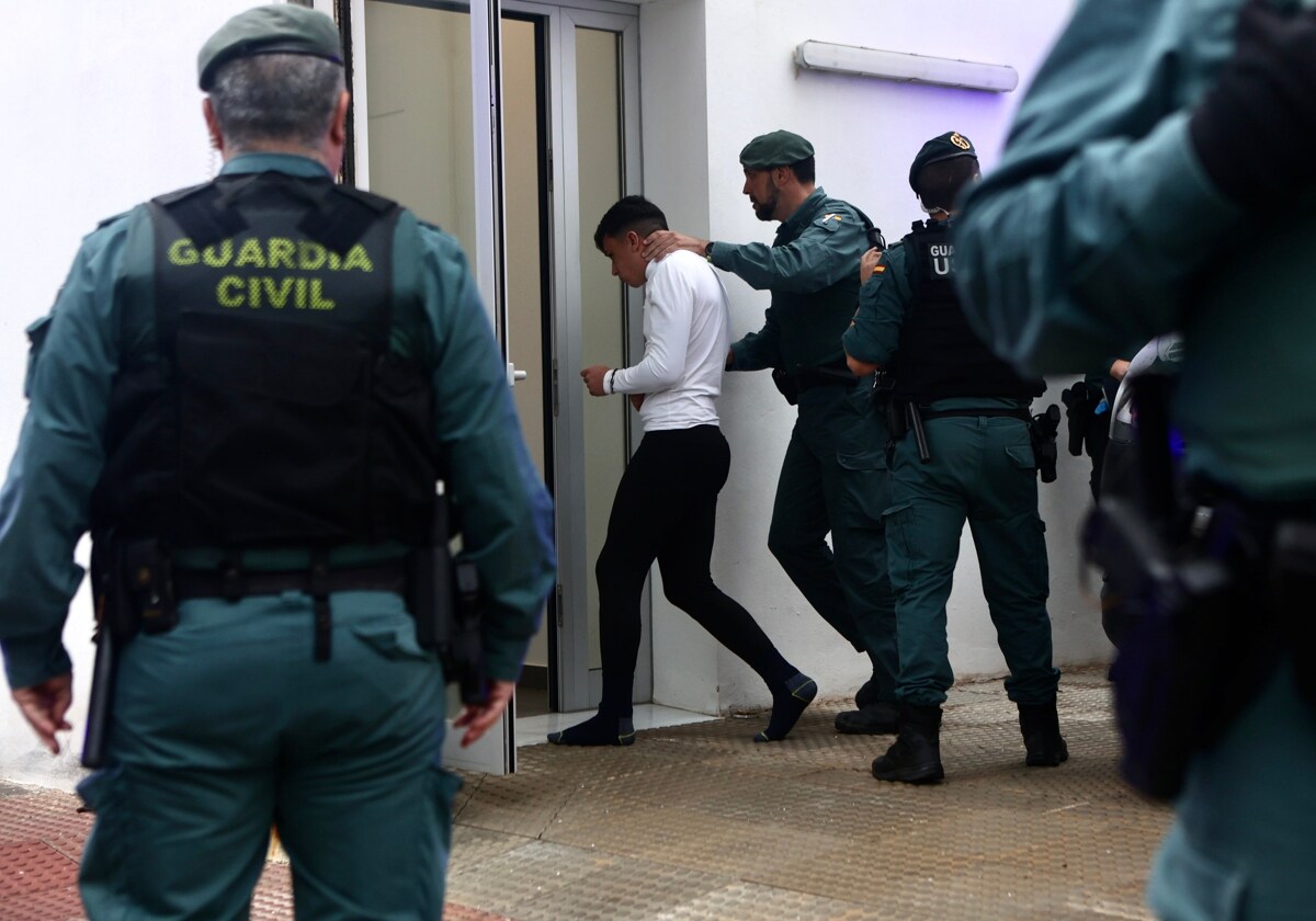 Los Detenidos Por El Asesinato De Los Guardias Civiles En Barbate Dispersados Por Varias 9622