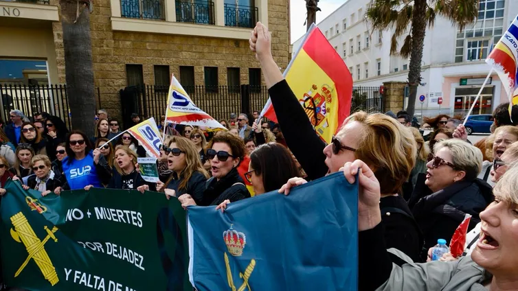 «No más muertes por dejadez y falta de medios»: lágrimas, impotencia, rabia y exigencias ante la Subdelegación del Gobierno en Cádiz