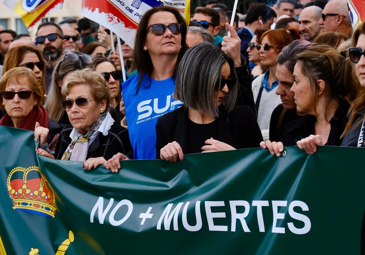 Mujeres de guardias civiles, movilizadas hoy ante la Subdelegación del Gobierno en Cádiz