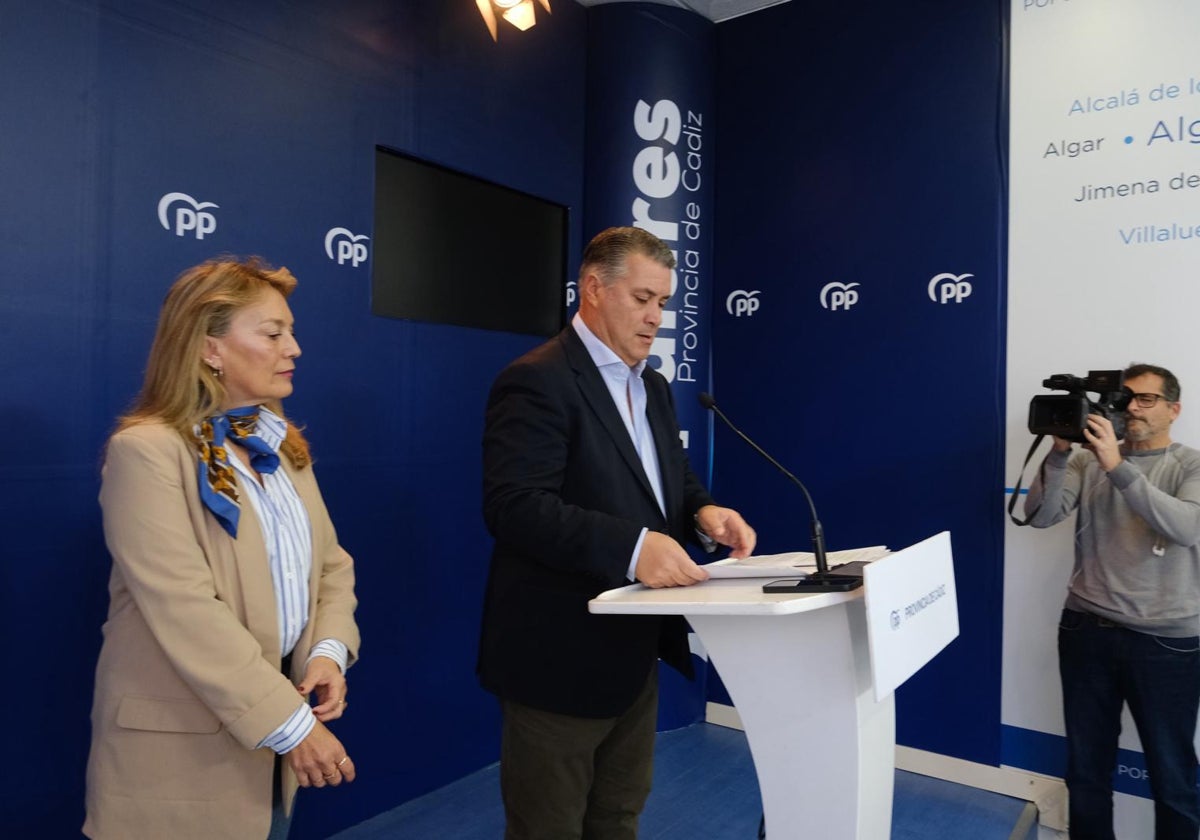 Ignacio Romaní, durante su comparecencia ante los medios, acompañado por Macarena Lorente