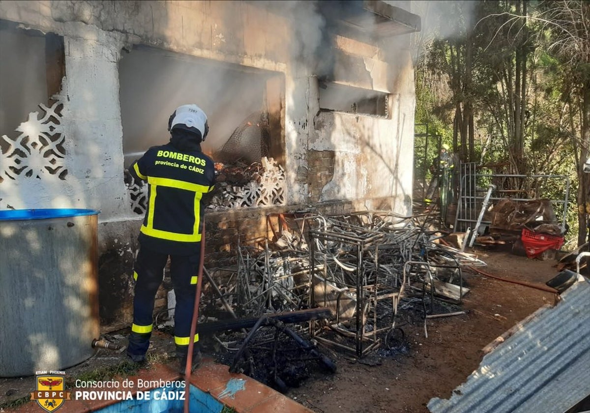 Operarios de bomberos actuando en el incendio