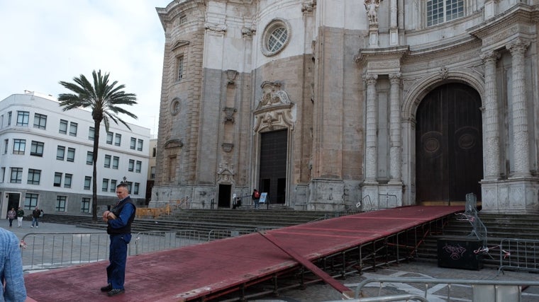 Instalación de la rampa en la Catedral de Cádiz.