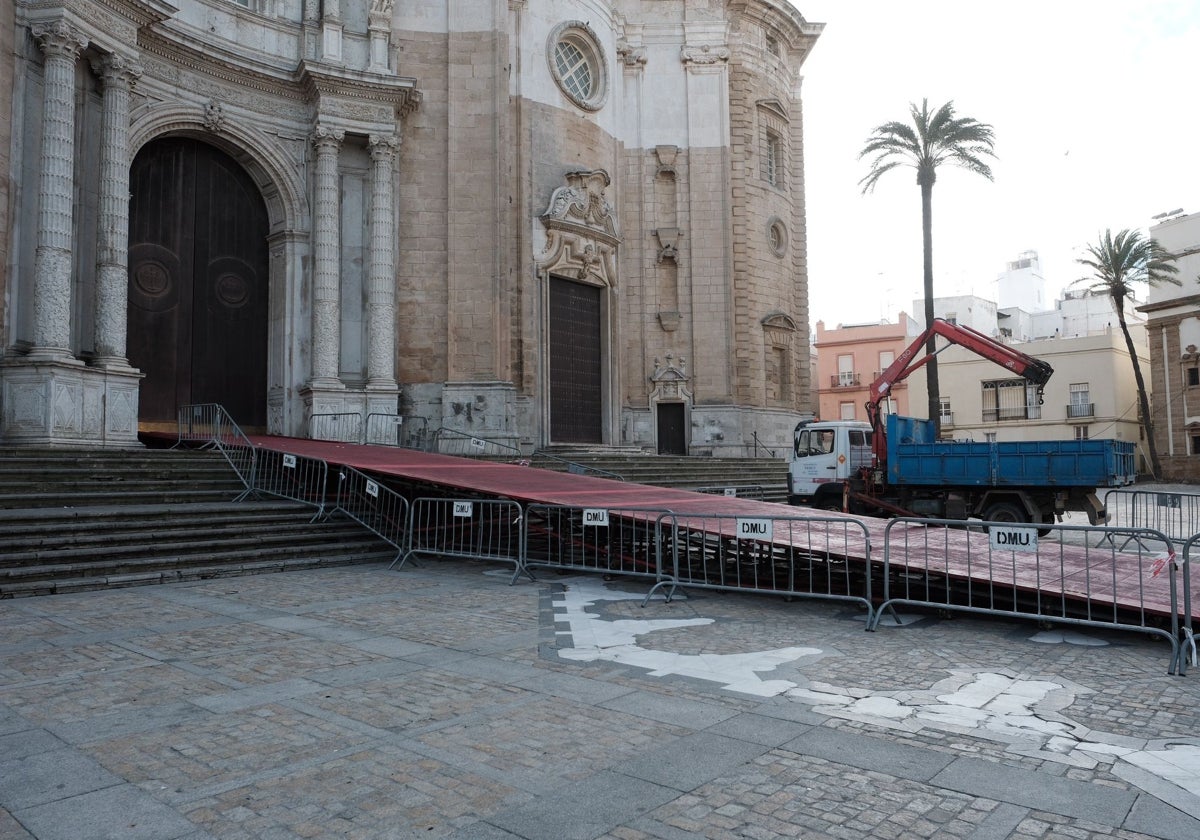 Instalación de la rampa en la Catedral de Cádiz.