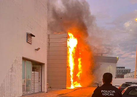 Imagen secundaria 1 - IImágenes del incendio del Chiquipark en Cádiz.