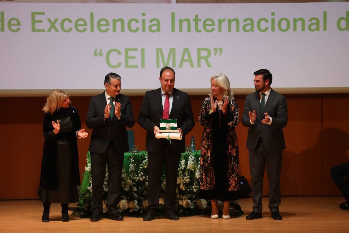 Fotos: Así ha sido la entrega de las Banderas de Andalucía 2024 en Cádiz