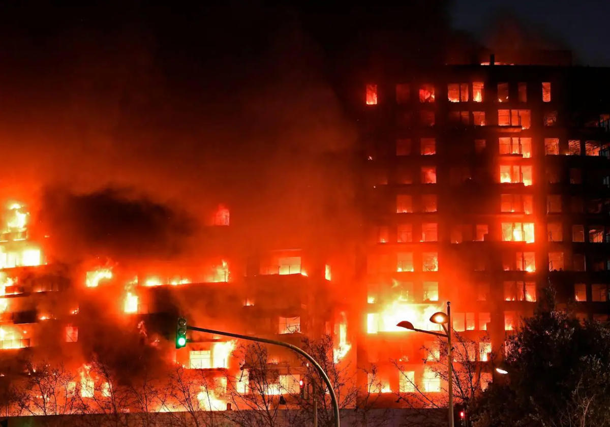 Imagen del incendio antes de ser controlado