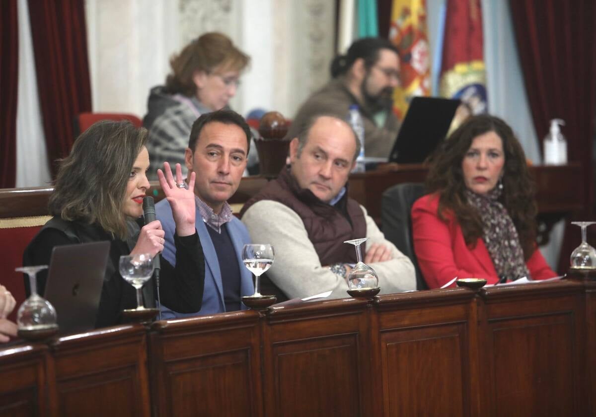 Maite González, segunda teniente de alcalde delegada de Economía y Hacienda, interviniendo en el Pleno municipal