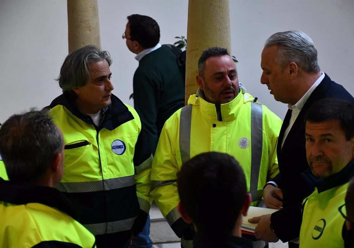 Juan Carlos Ruiz Boix con trabajadores de Acerinox