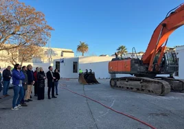 La Junta inicia el derribo exterior del antiguo centro de salud Virgen de la Oliva de Vejer
